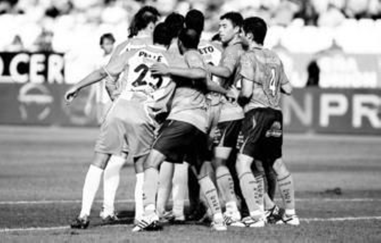 Una melé más propia del rugby en el duelo ante el Recreativo.