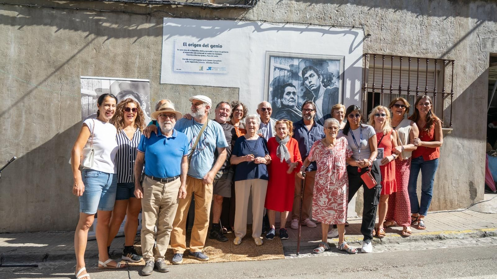 Grupo de visitantes del mural en La Bajadilla.