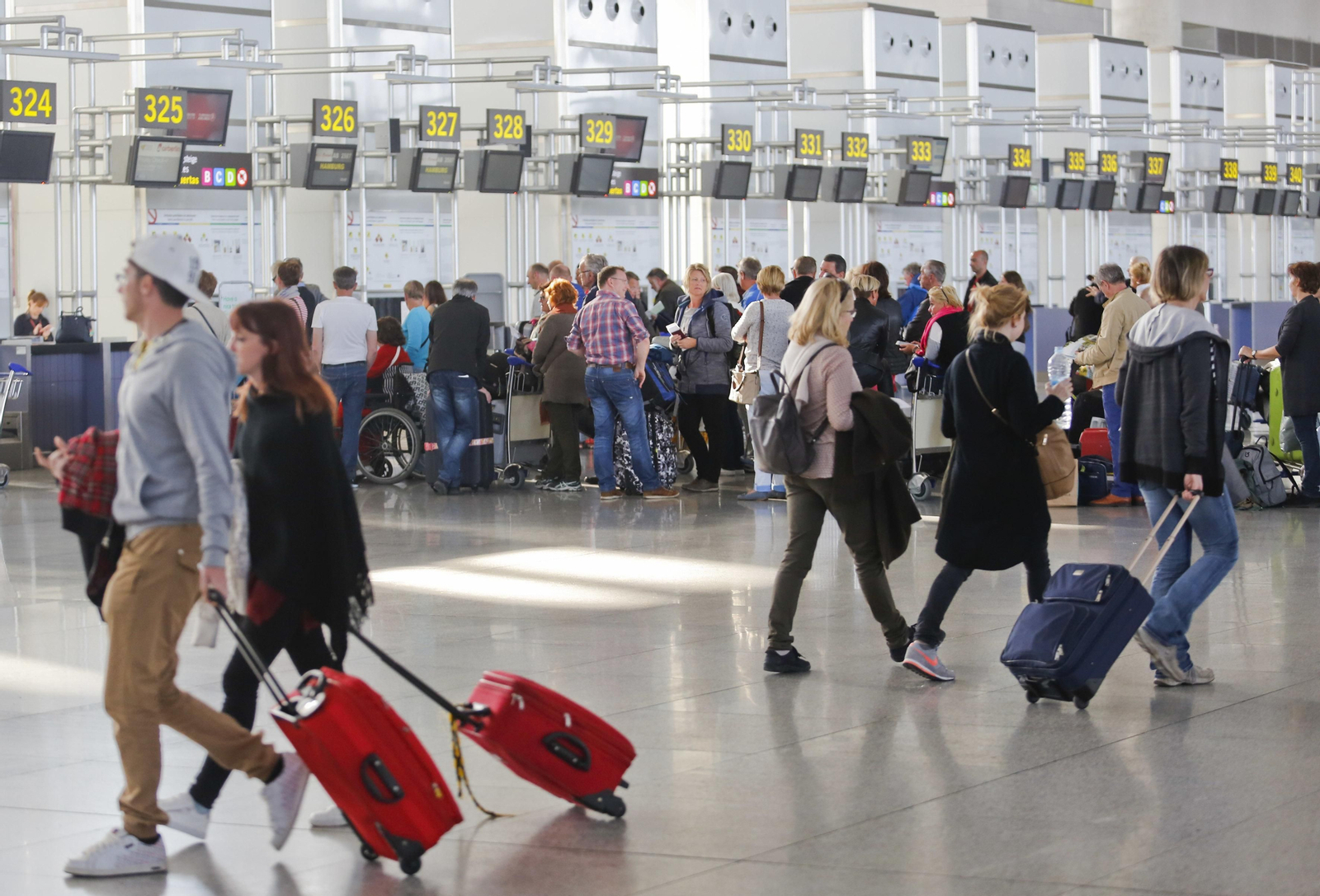 Pasajeros en el aeropuerto de Málaga.