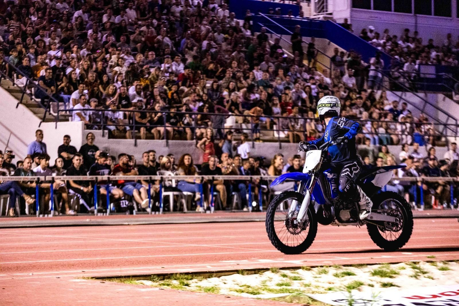 Las espectaculares imágenes que dejan las acrobacias en moto del Freestyle FMX celebrado en San Fernando