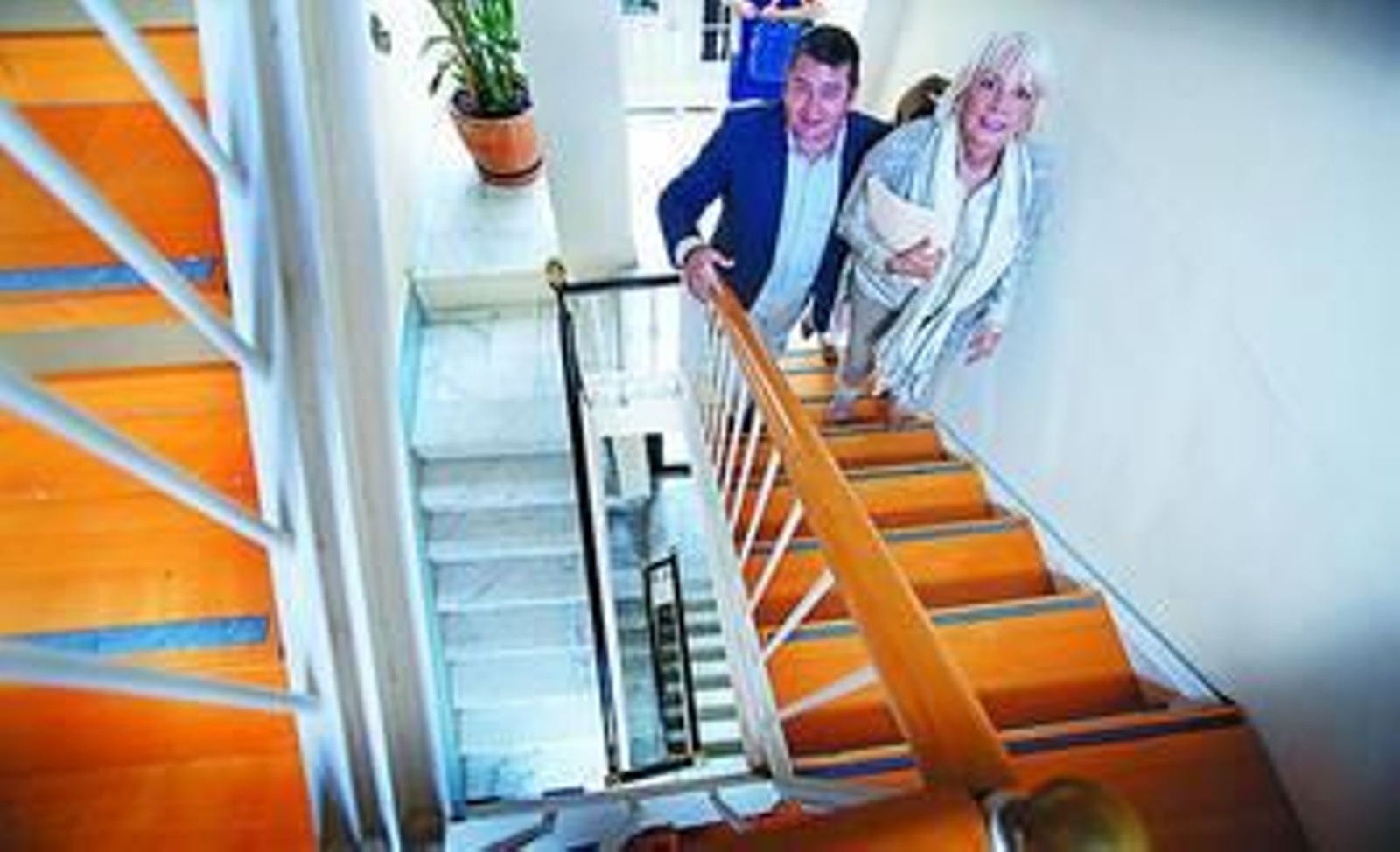 Antonio Sanz y Teófila Martínez se dirigen a la rueda de prensa que ofrecieron en la sede del PP de Cádiz ayer por la tarde.