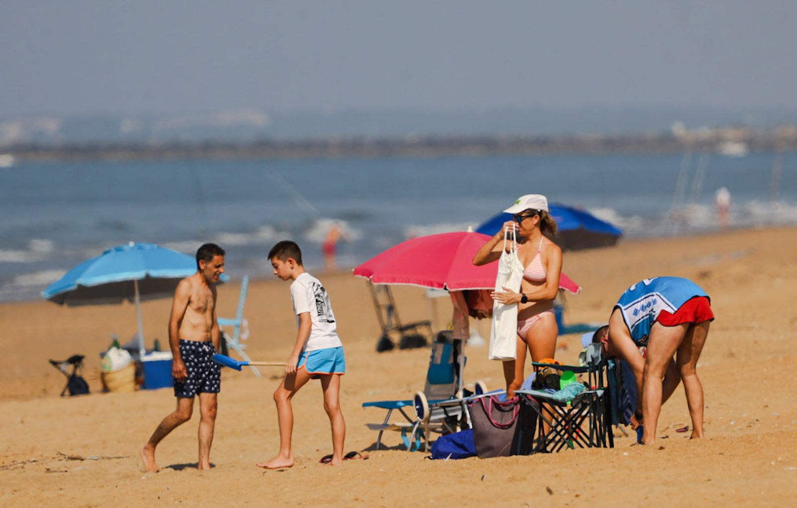 Imágenes de una tranquila mañana en la playa del Espigón de Huelva