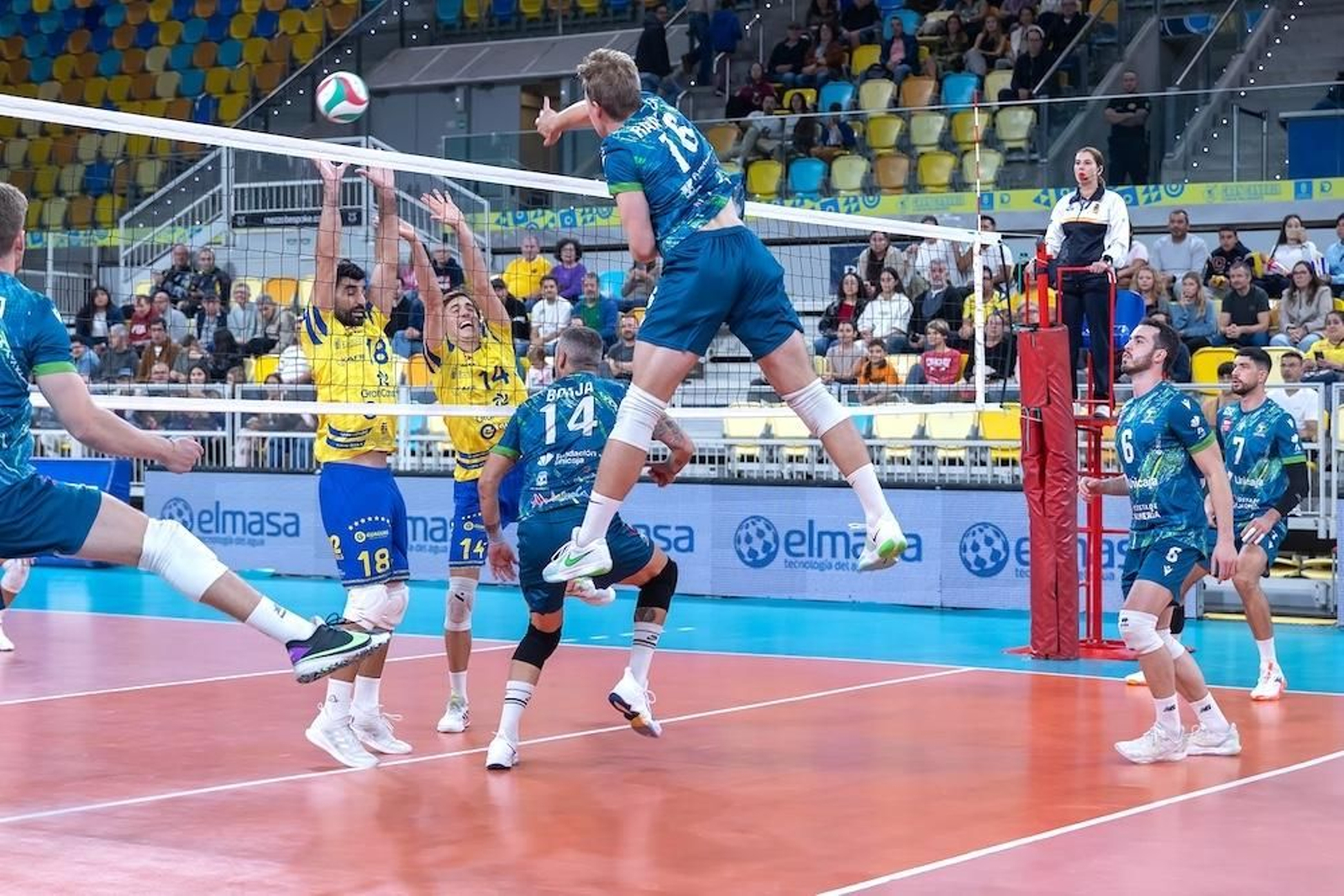 El ahorrador Miko Räsänen realiza un remate ante el intento de bloque rival durante una acción del choque.