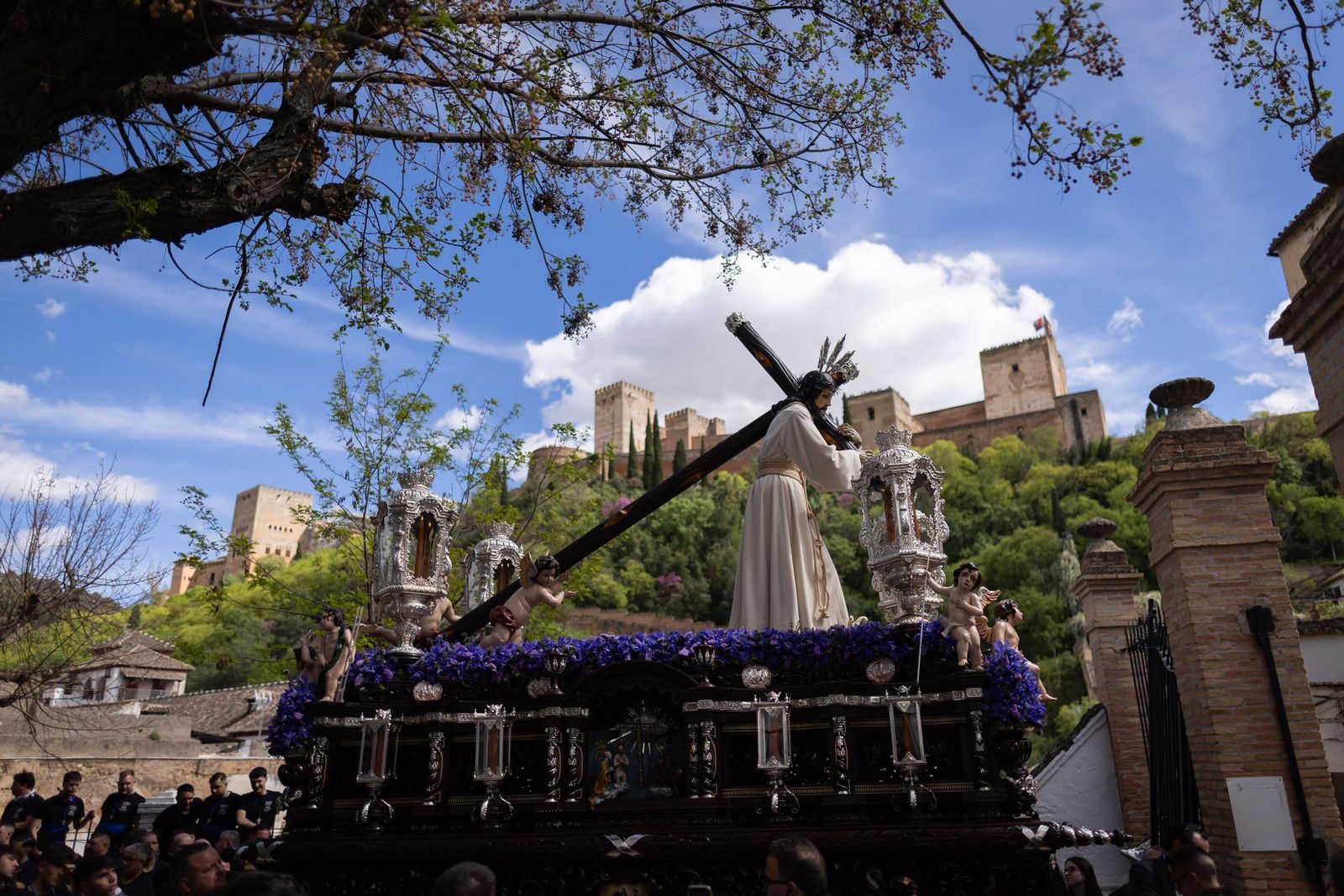 Así vivió Granada la salida de la Hermandad de la Concepción 2025