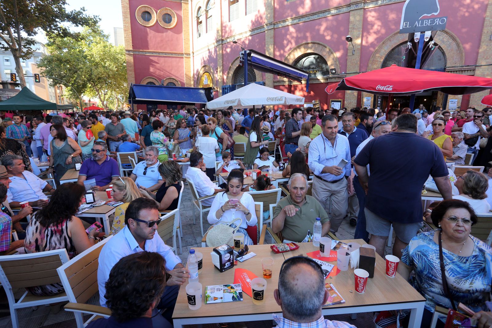 Imágenes del ambiente de la corrida del 2 de agosto en la Plaza de Toros de la Merced