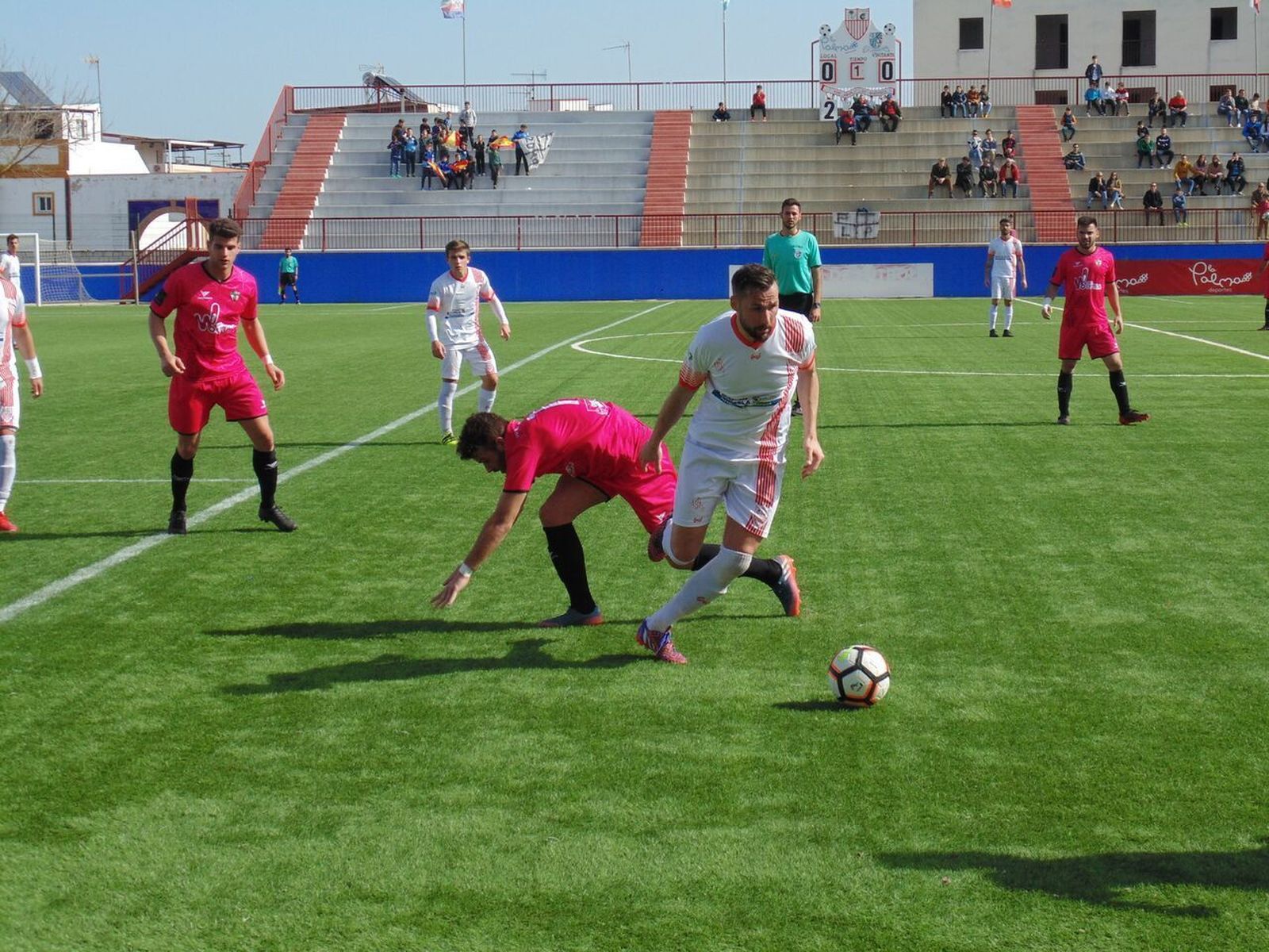 El Palmerino Chía conduce la pelota en el partido de ayer.