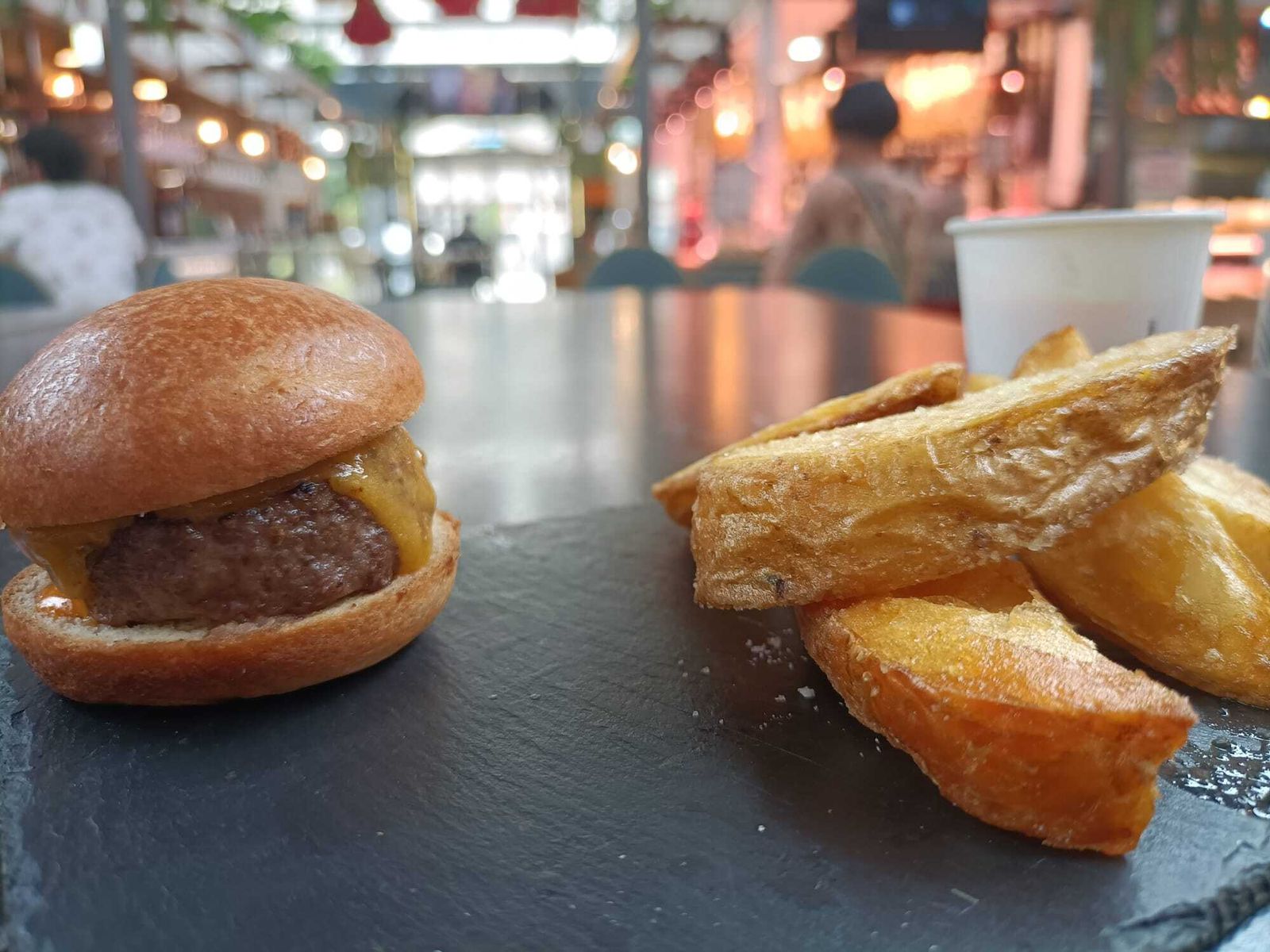 Mini hamburgesa con patatas de Raza y Dehesa