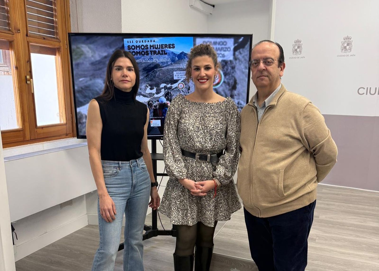 Lola Requena, a la izquierda, junto a la concejala Beatriz López y Juan de Dios Gómez.