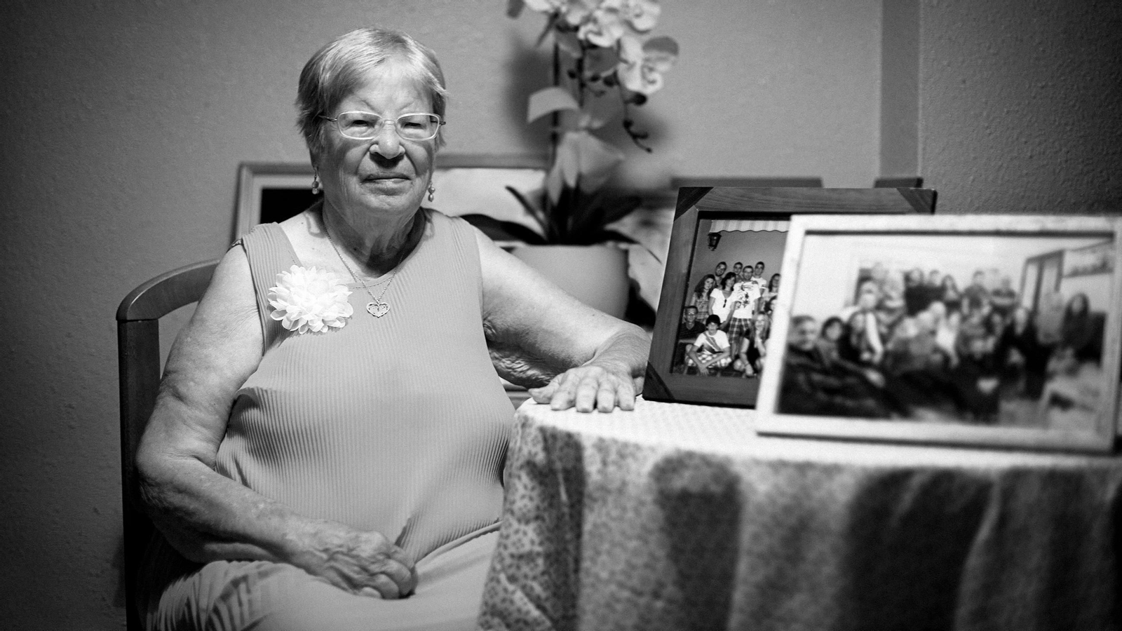 Lola Úbeda en el salón de su casa