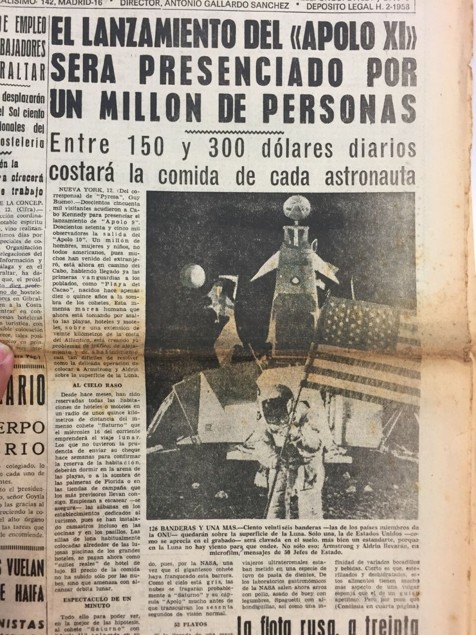 Una crónica publicada por Odiel y fechada en Nueva York el 12 de julio con una fotografía de los ensayos previos de la colocación de la bandera en la Luna.
