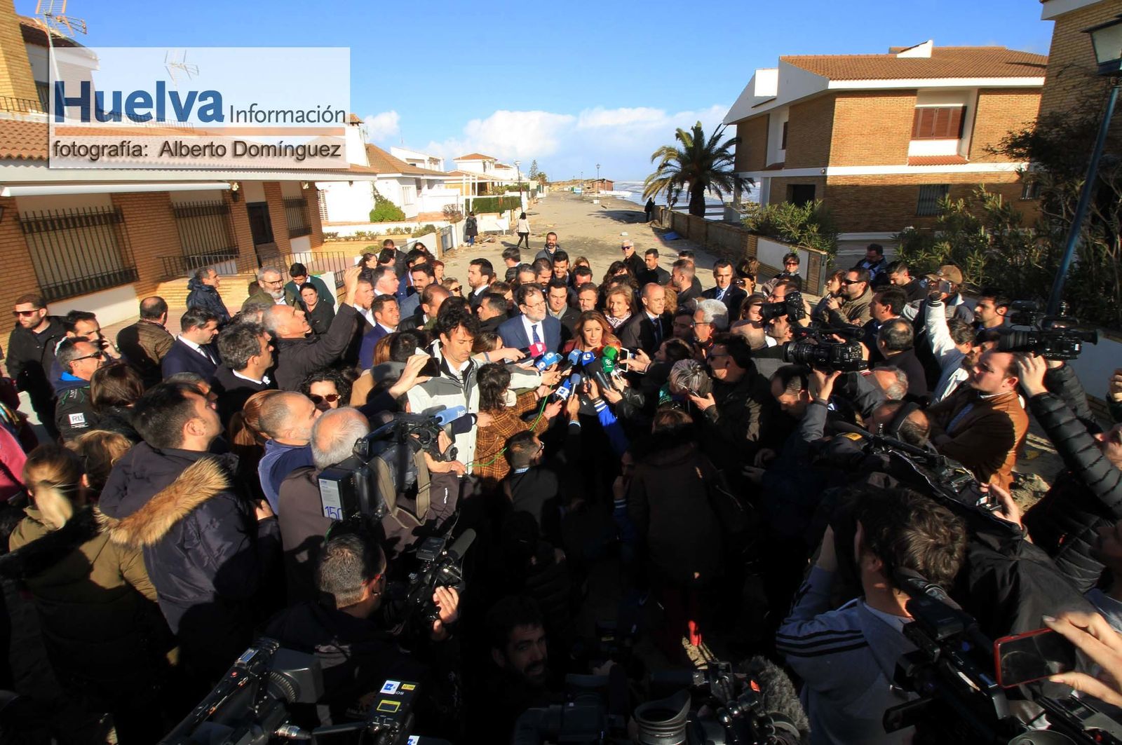 Imágenes de la visita de Rajoy y Susana Díaz a la playa de La Antilla