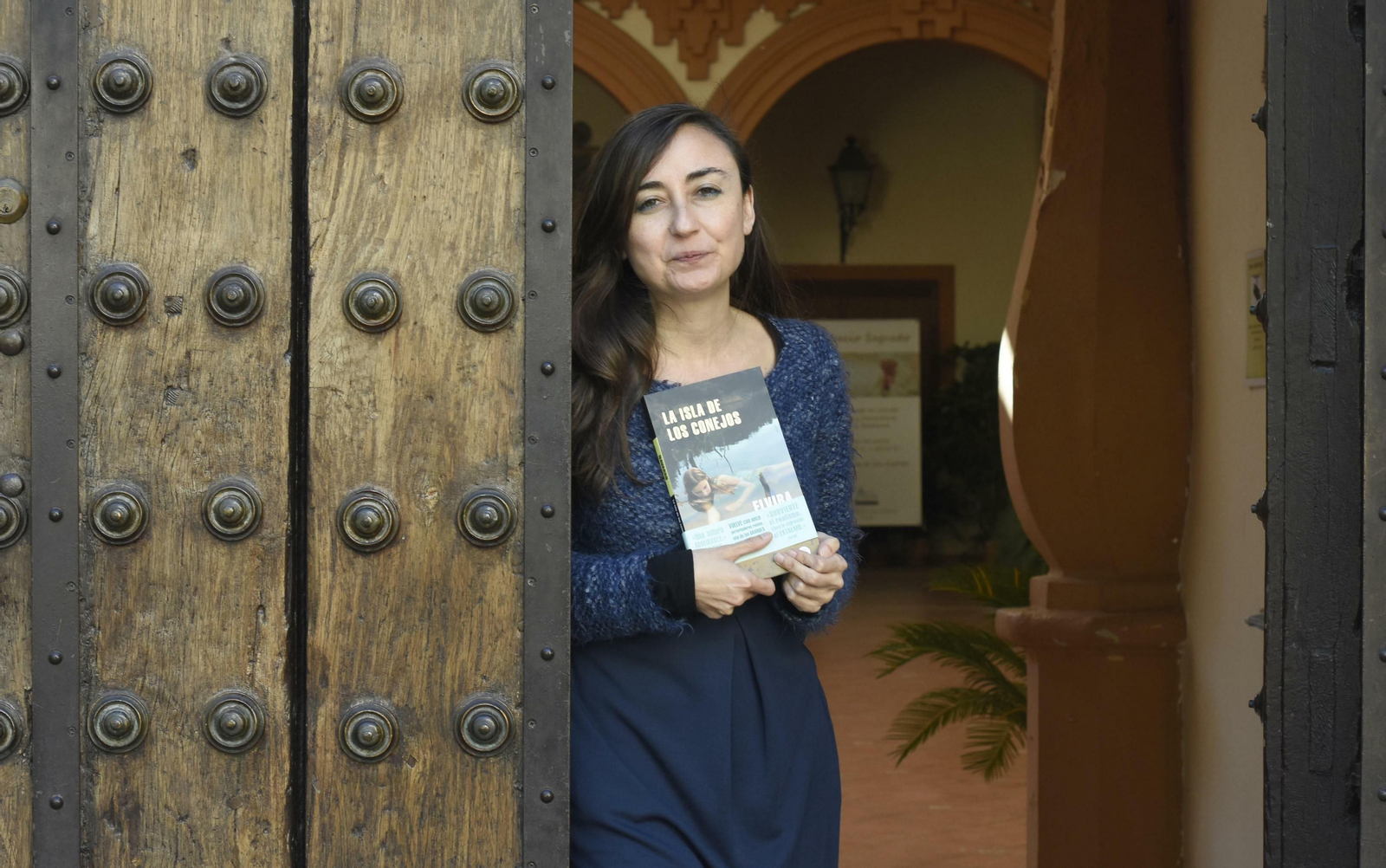 Elvira Navarro posa con su libro 'La isla de los conejos'.