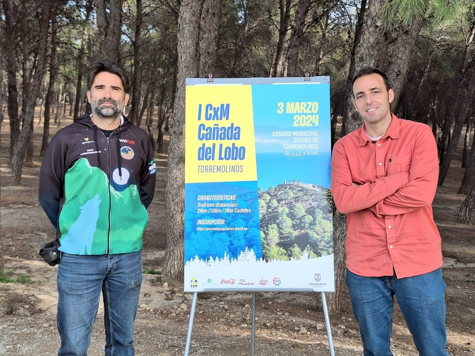 El concejal de Deportes, Ramón Alcaide (D.), y el miembro del Club de Montaña Torremolinos, Salvador Domínguez.