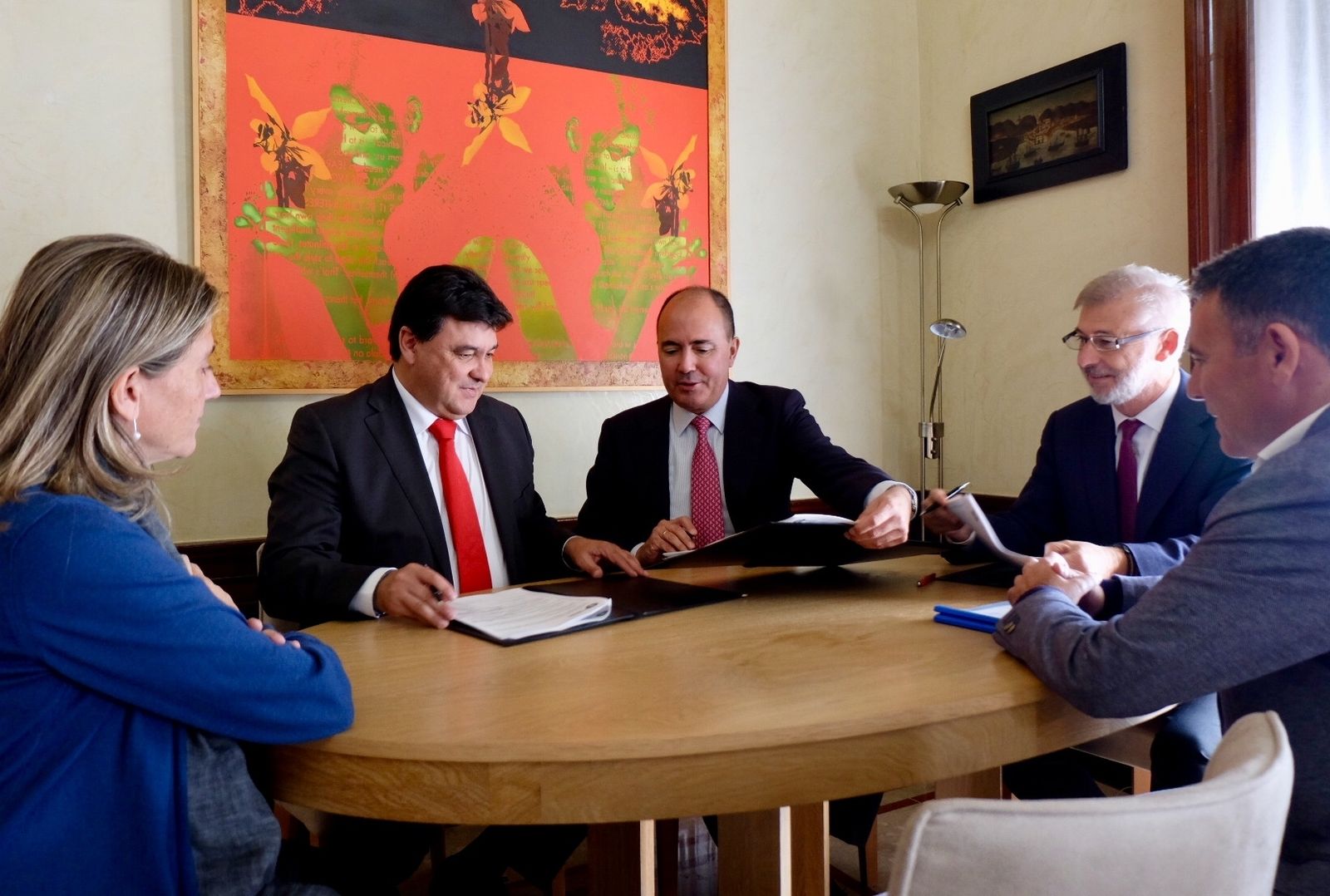 El alcalde firma el contrato con representantes de Iberpark SA.