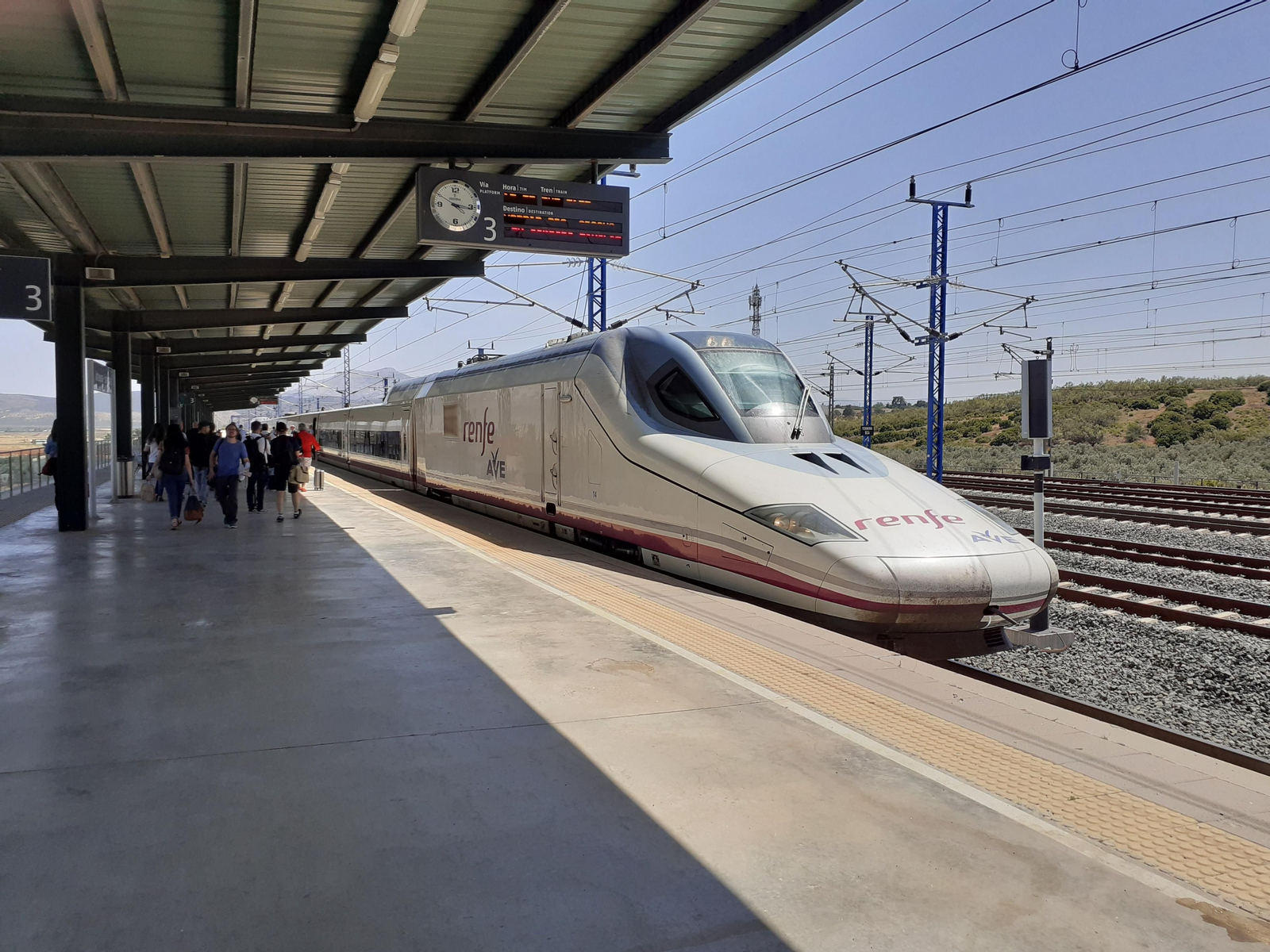 Millar y medio de billetes vendidos en una semana para el AVE entre Granada y Barcelona