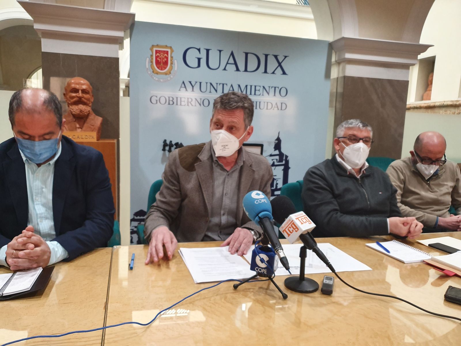 El alcalde de Guadix, Jesús Lorente, junto a varios concejales del ayuntamiento