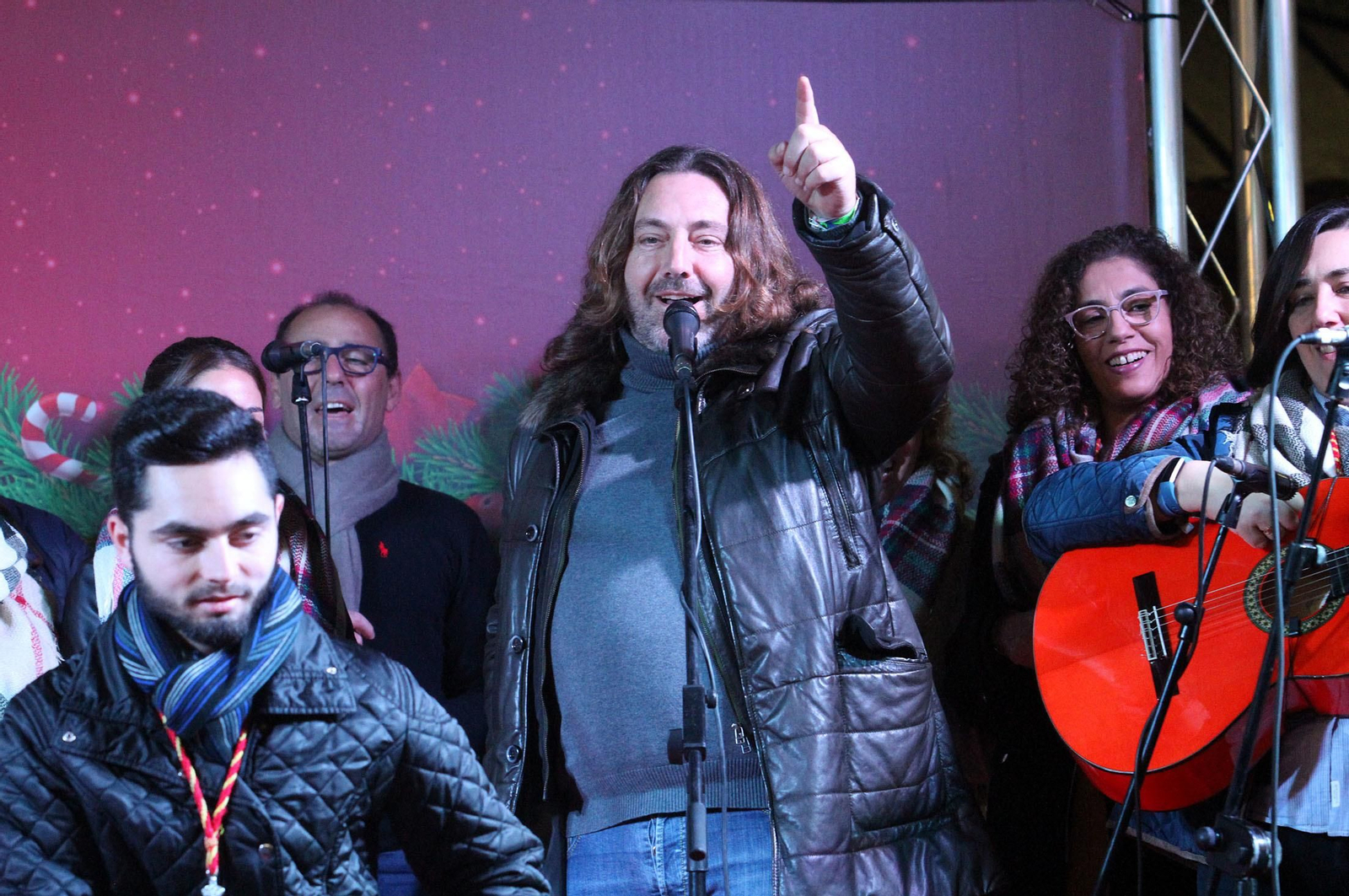 Pepe El Marismeño y el Coro de Emigrantes ponen voz al Cuentacuentos de Huelva Información, en imágenes