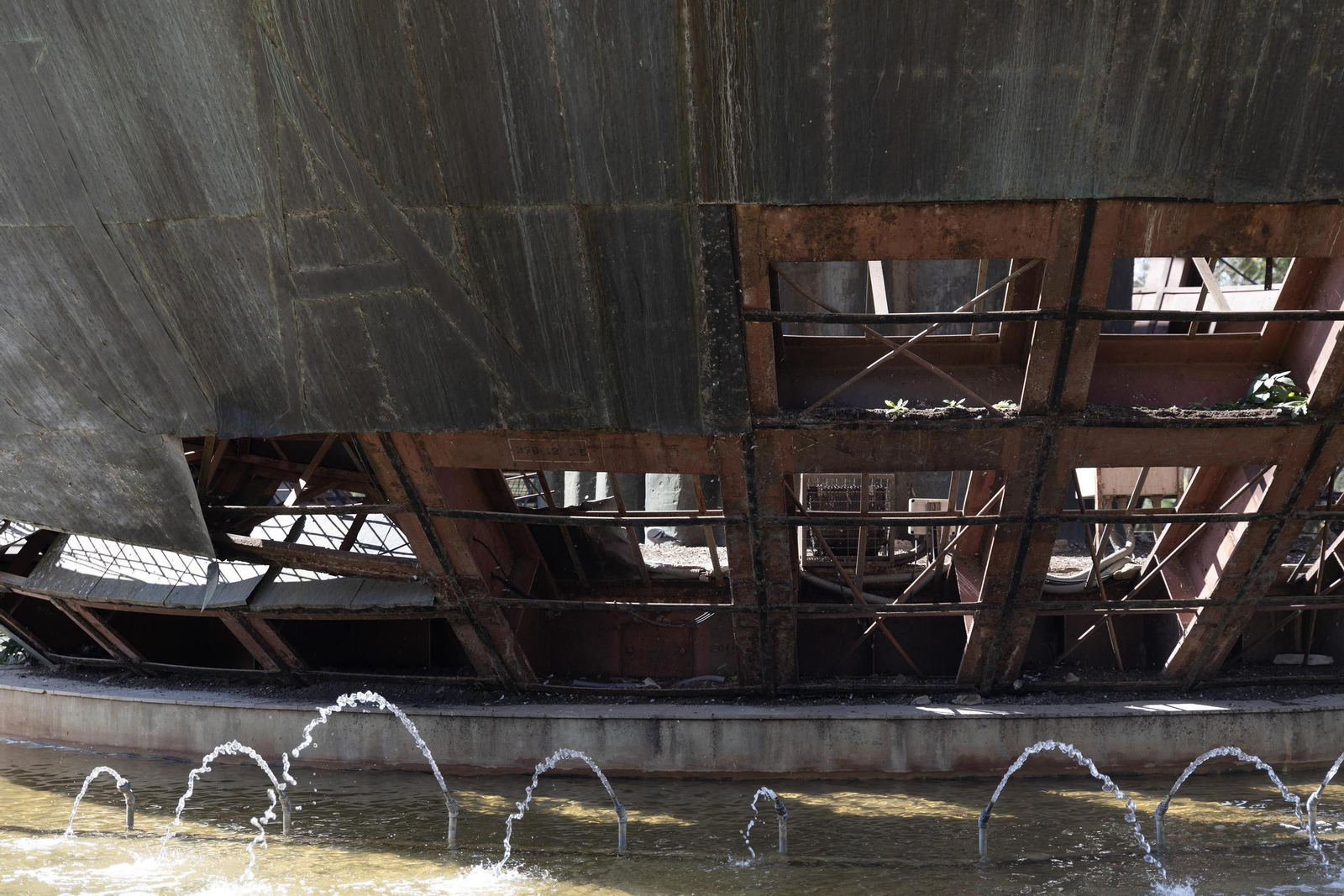 El lamentable estado de conservación del Huevo de Colón, todas las fotos