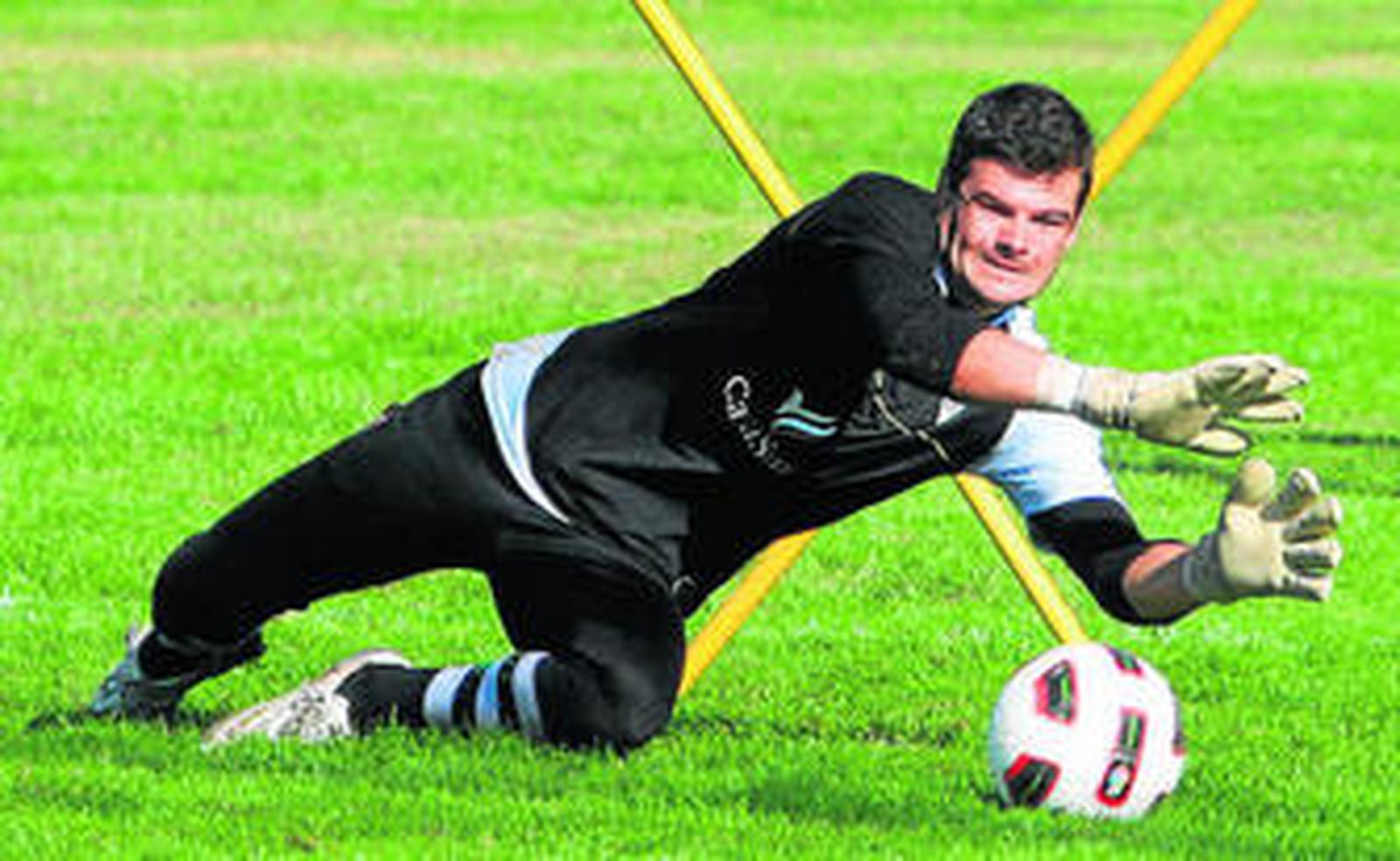 Raúl Navas realiza una parada en un entrenamiento.