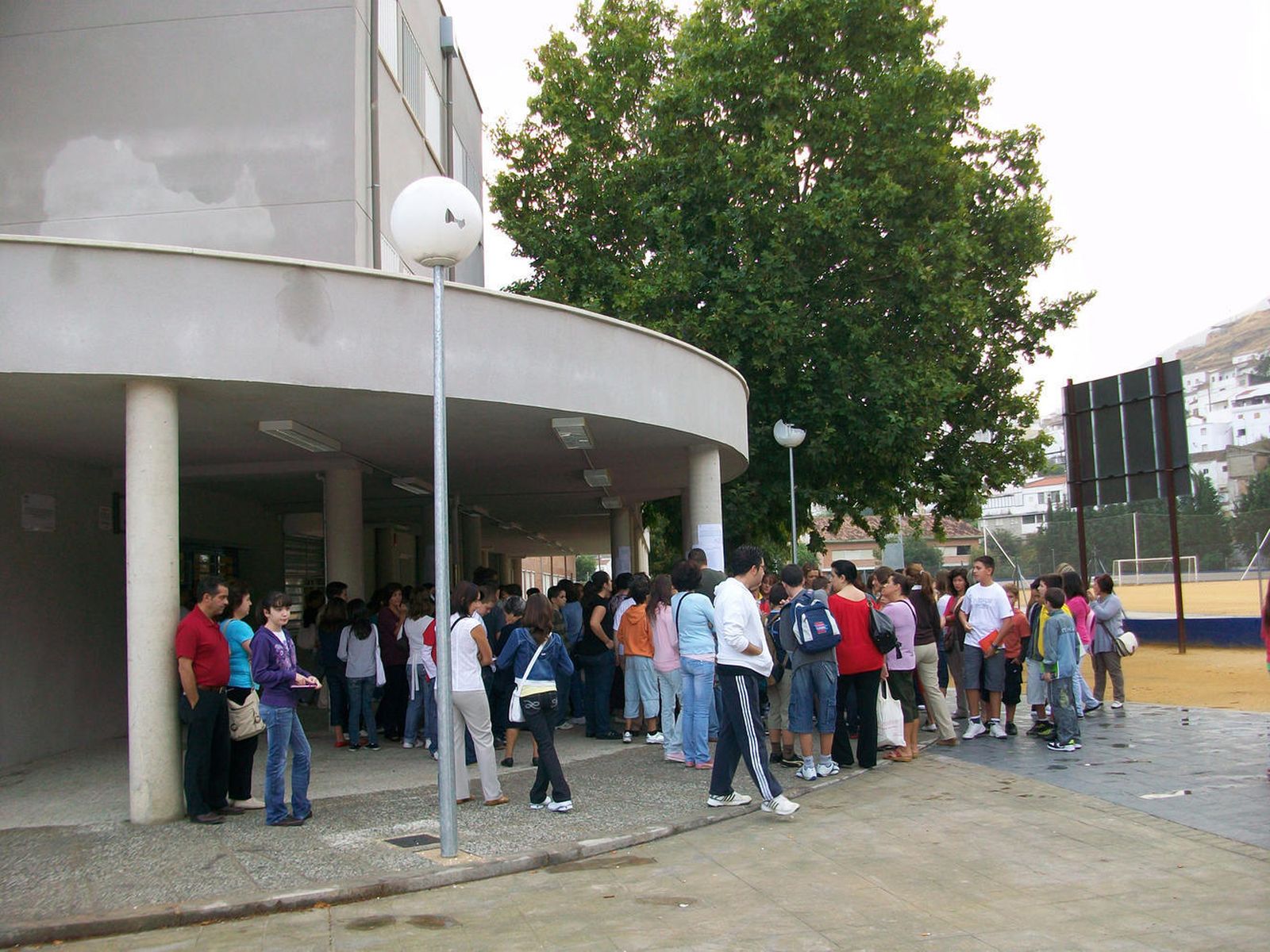 Un grupo de alumnos a las puertas del instituto.