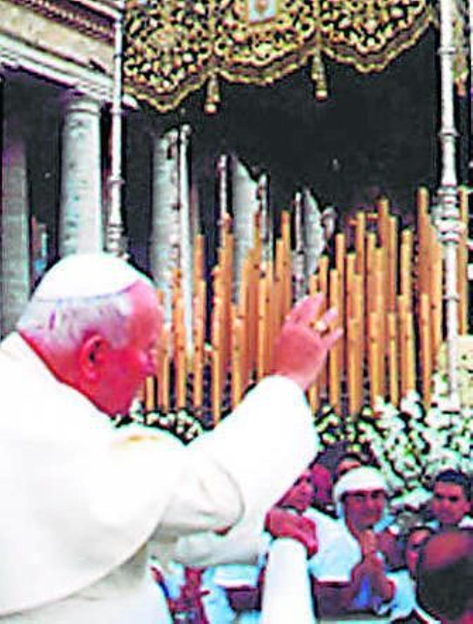 Juan Pablo II delante del paso.