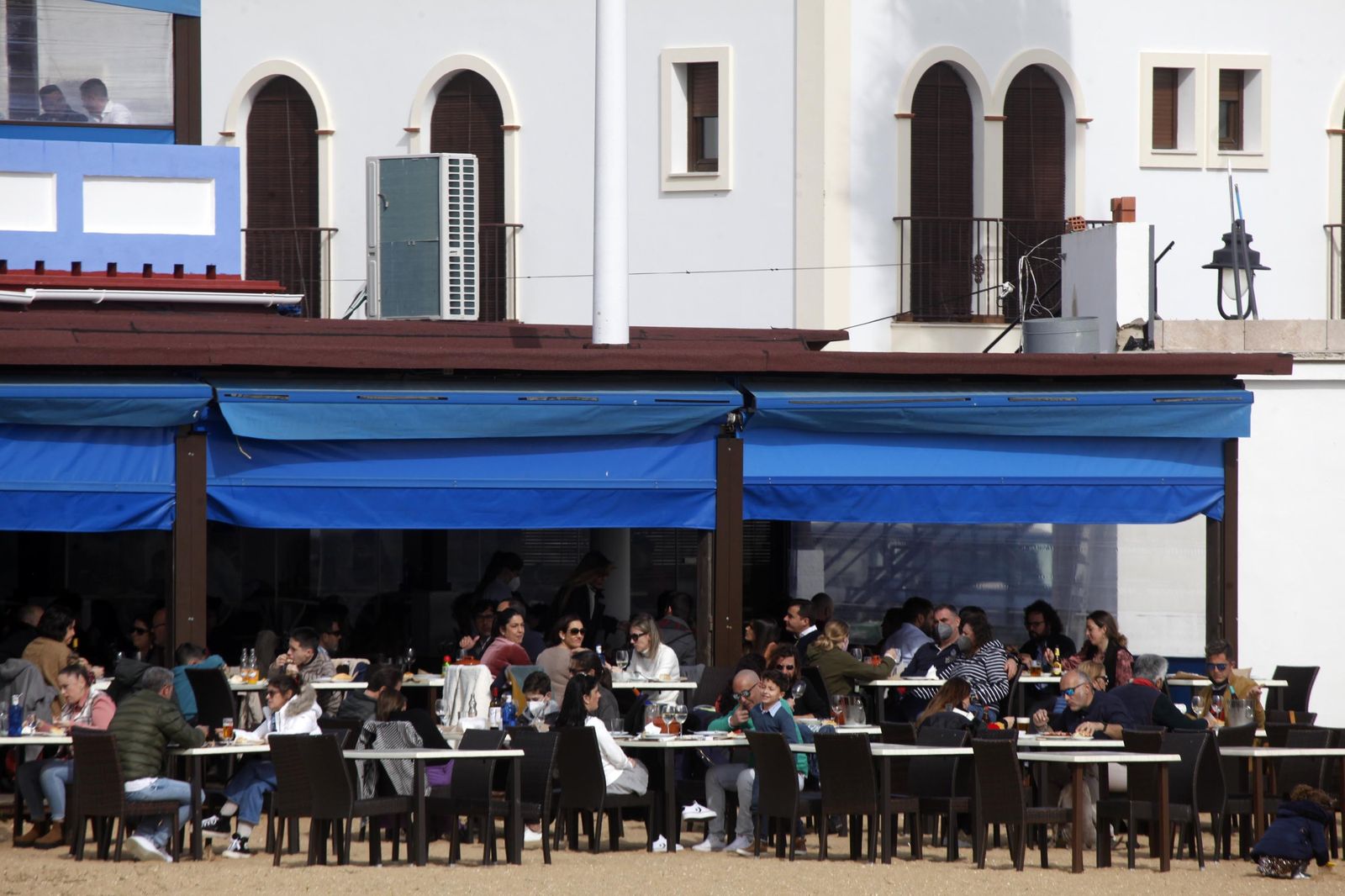Ambiente en las terrazas de El Rompido y Punta Umbría durante este sábado.