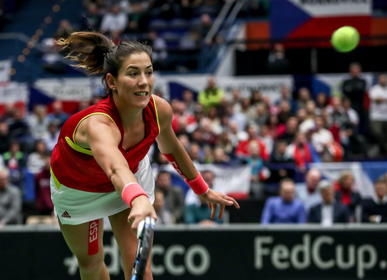 Garbiñe Muguruza intenta alcanzar una bola en el partido ante Karolina Pliskova que significó el 2-1 para Chequia.