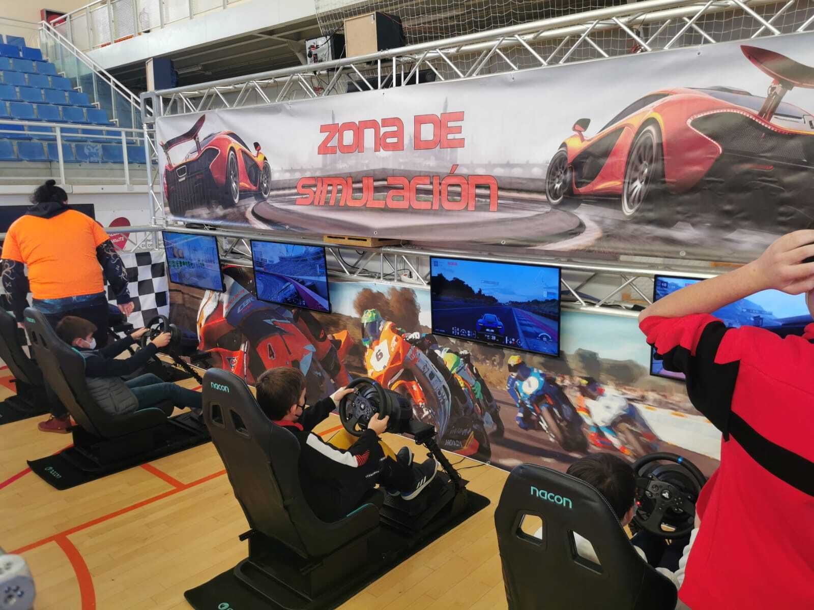 La zona de simulación de conducción es una de las que más atrae a los jóvenes.