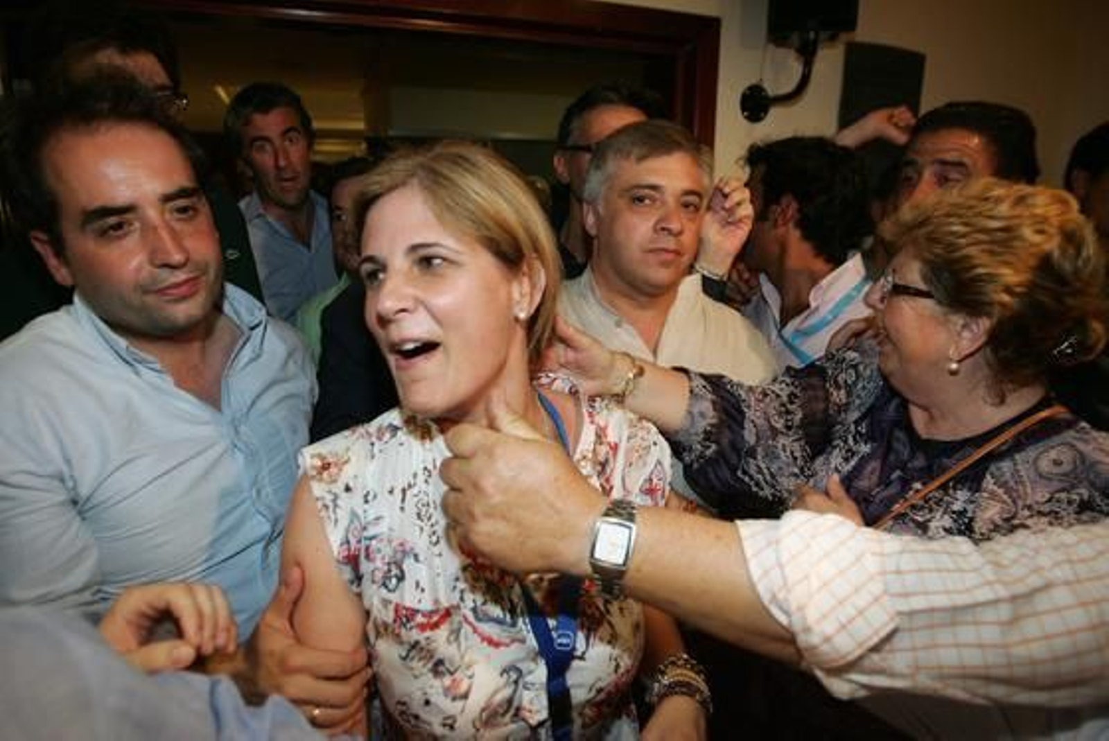 La alcaldesa electa, María José García-Pelayo, y Antonio Saldaña, reciben ayer las felicitaciones de votantes del PP.

Foto: Pascual