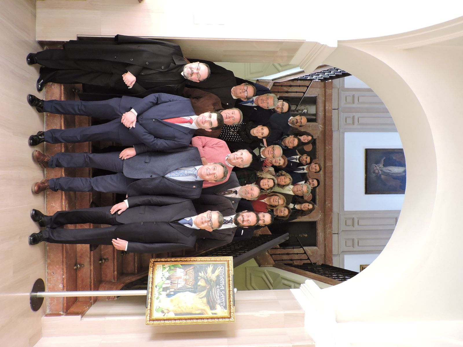 El autor del cartel (dcha.) con el alcalde y el hermano mayor de Los Dolores.