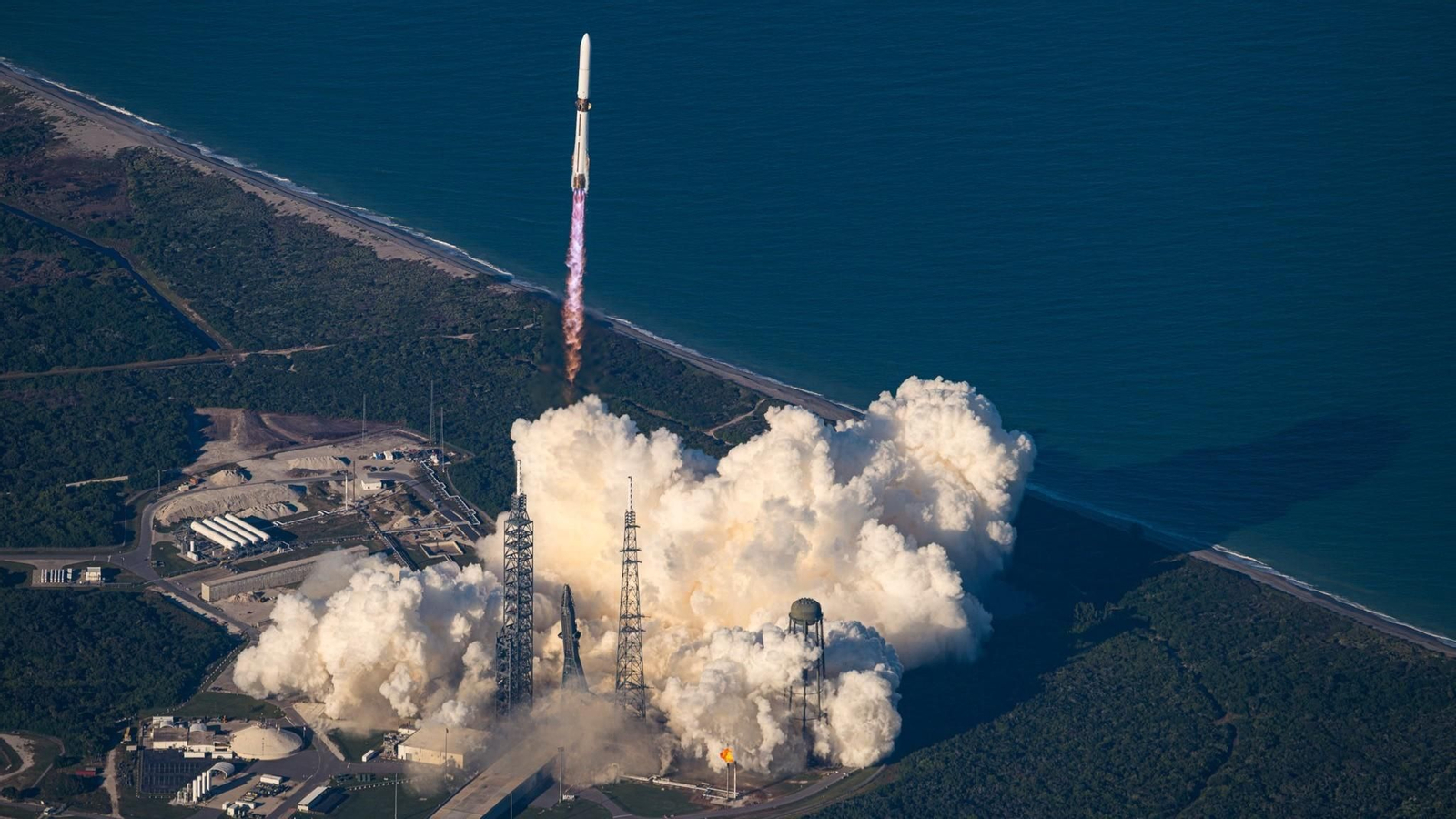 Despegue del cohete New Glenn de Blue Origin con las dos naves de la misión Escapade de la NASA. Despegue del cohete New Glenn de Blue Origin con las dos naves de la misión Escapade de la NASA.