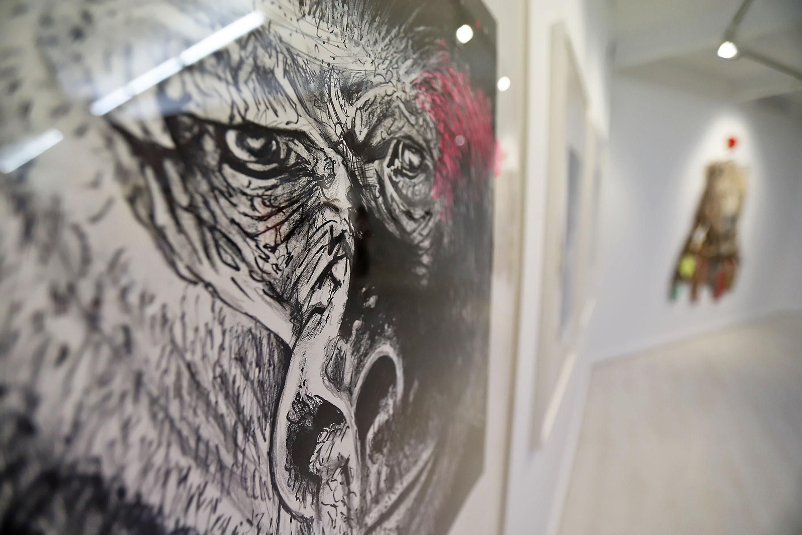 Imágenes de la exposición del artista onubense Wild Welva titulada 'El adiós, el comienzo y todo lo demás'.