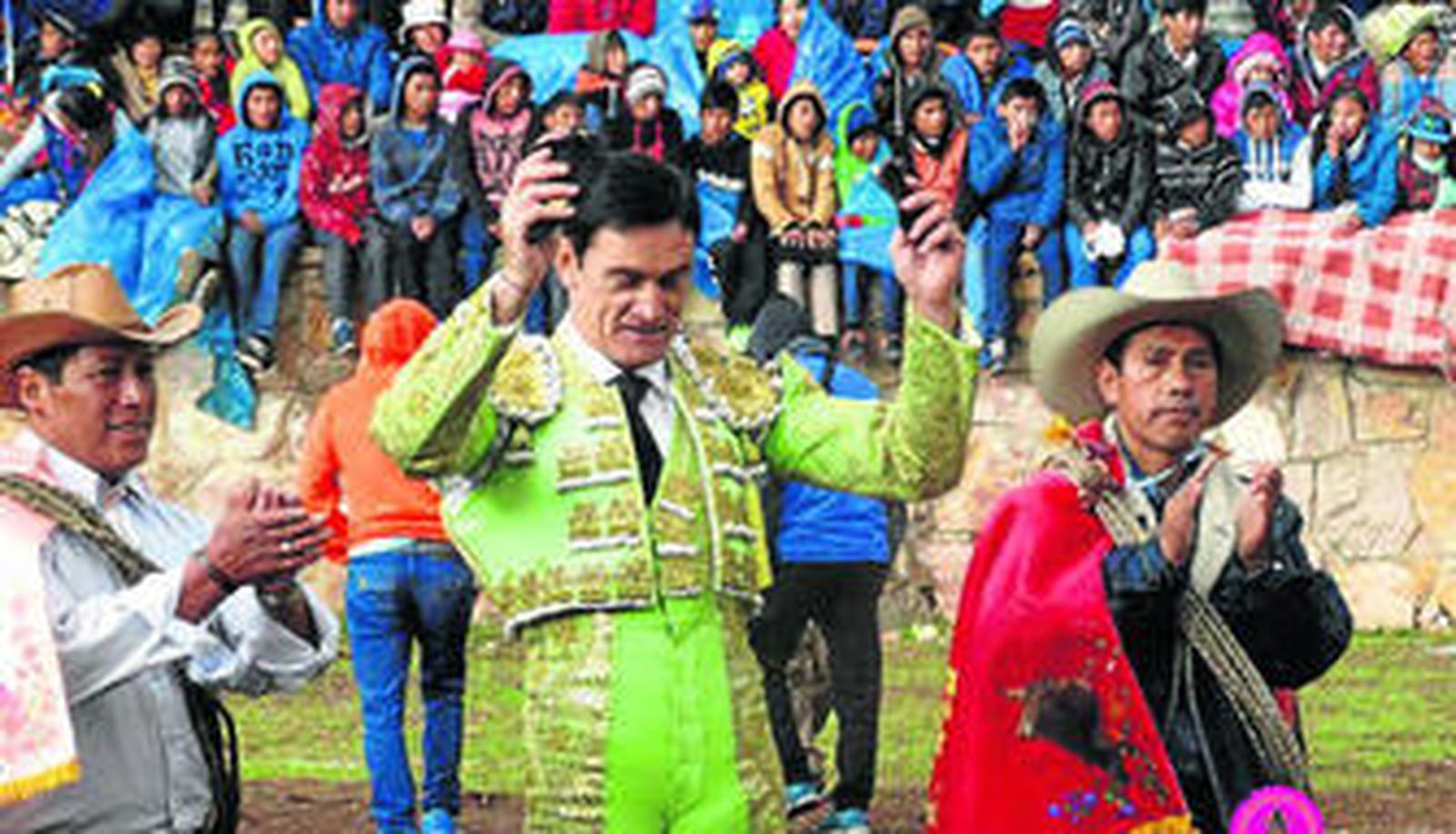 El torero levanta las dos orejas en la vuelta al ruedo.