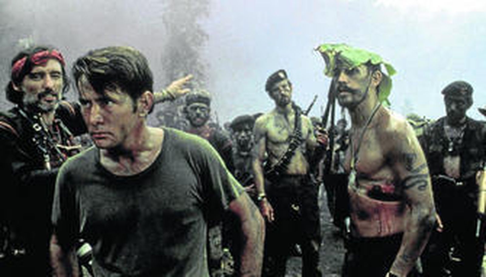 Martin Sheen, junto a Dennis Hopper, en una escena de 'Apocalypse Now', de Francis Ford Coppola.
