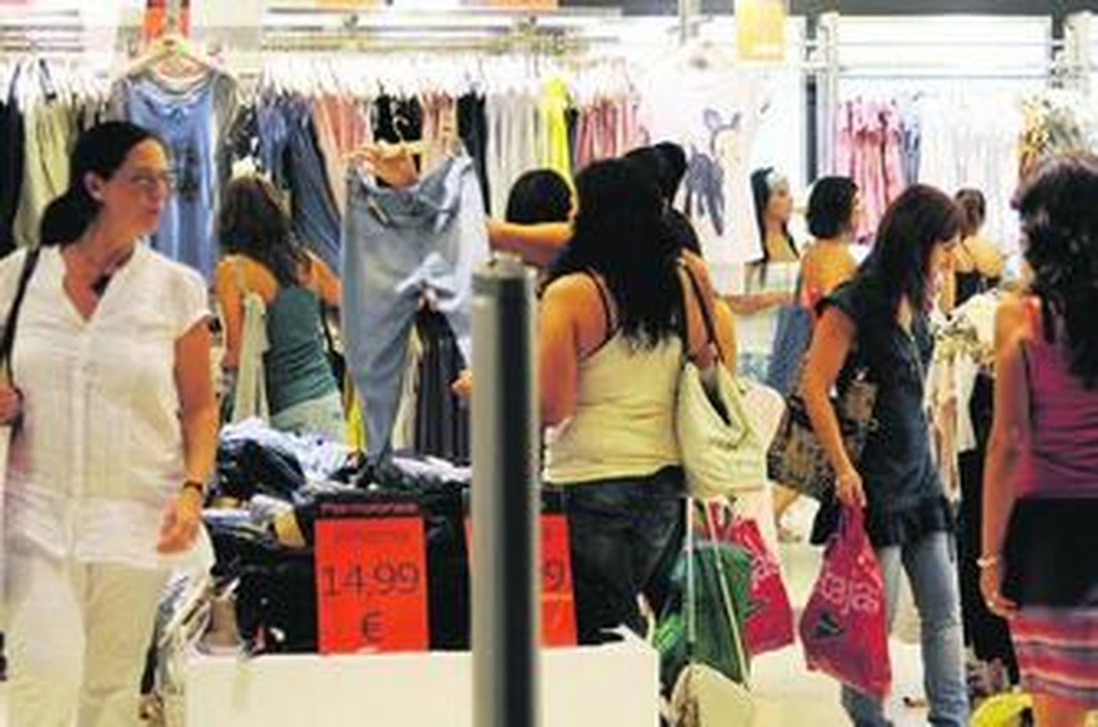 Las rebajas congregan a miles de ejidenses.