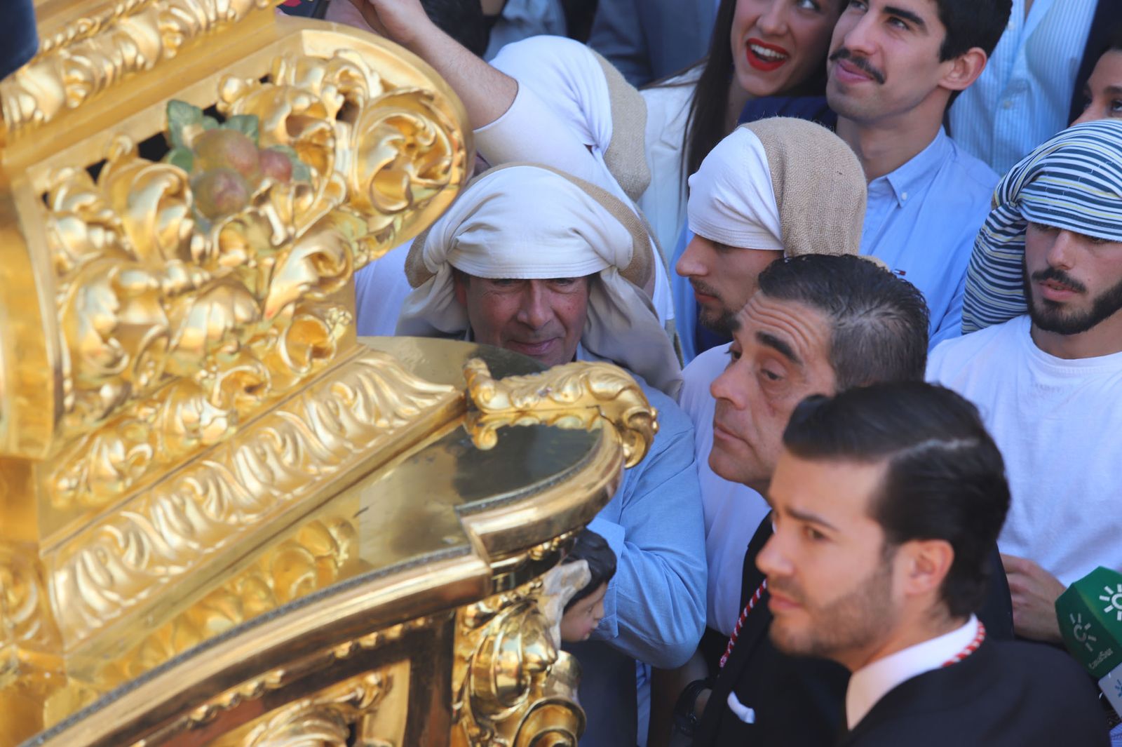 Imágenes del recorrido de la Borriquita  por las calles de Huelva