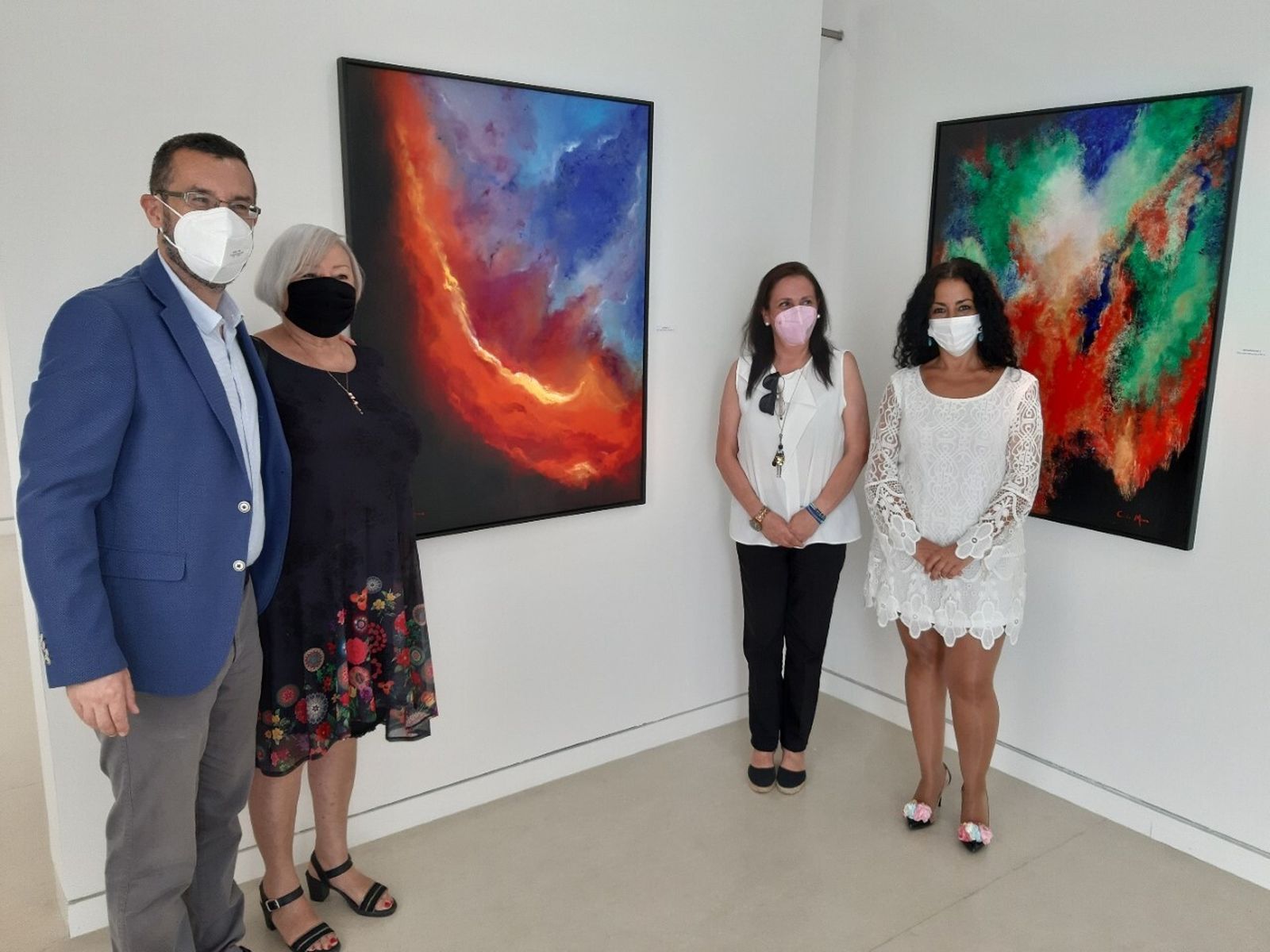 Cristina Mena y las autoridades presentes en la inauguración de la exposición