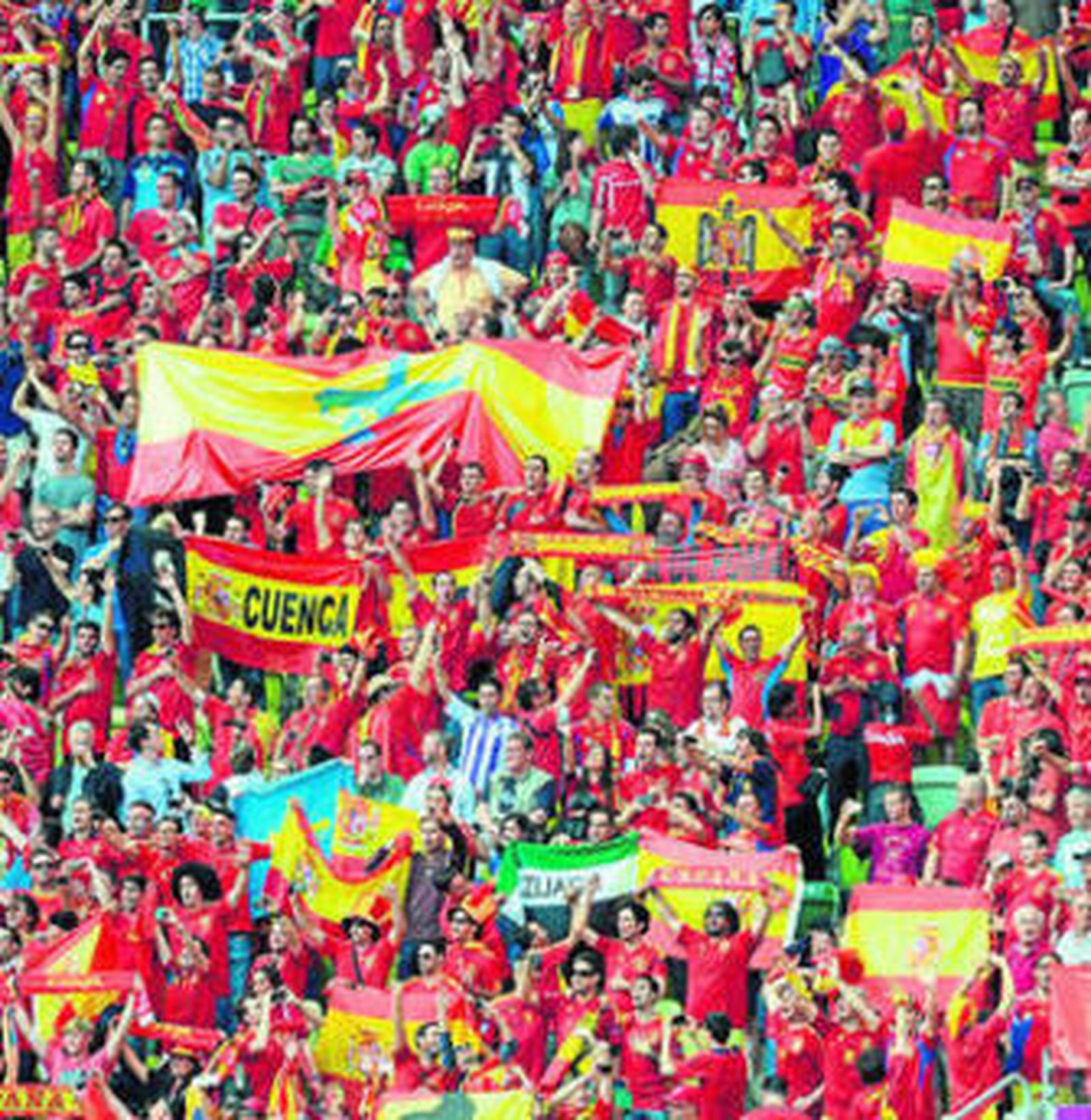 La afición española muestra sus insignias en una grada roja, matizada de gualda, del Gdansk Arena.
