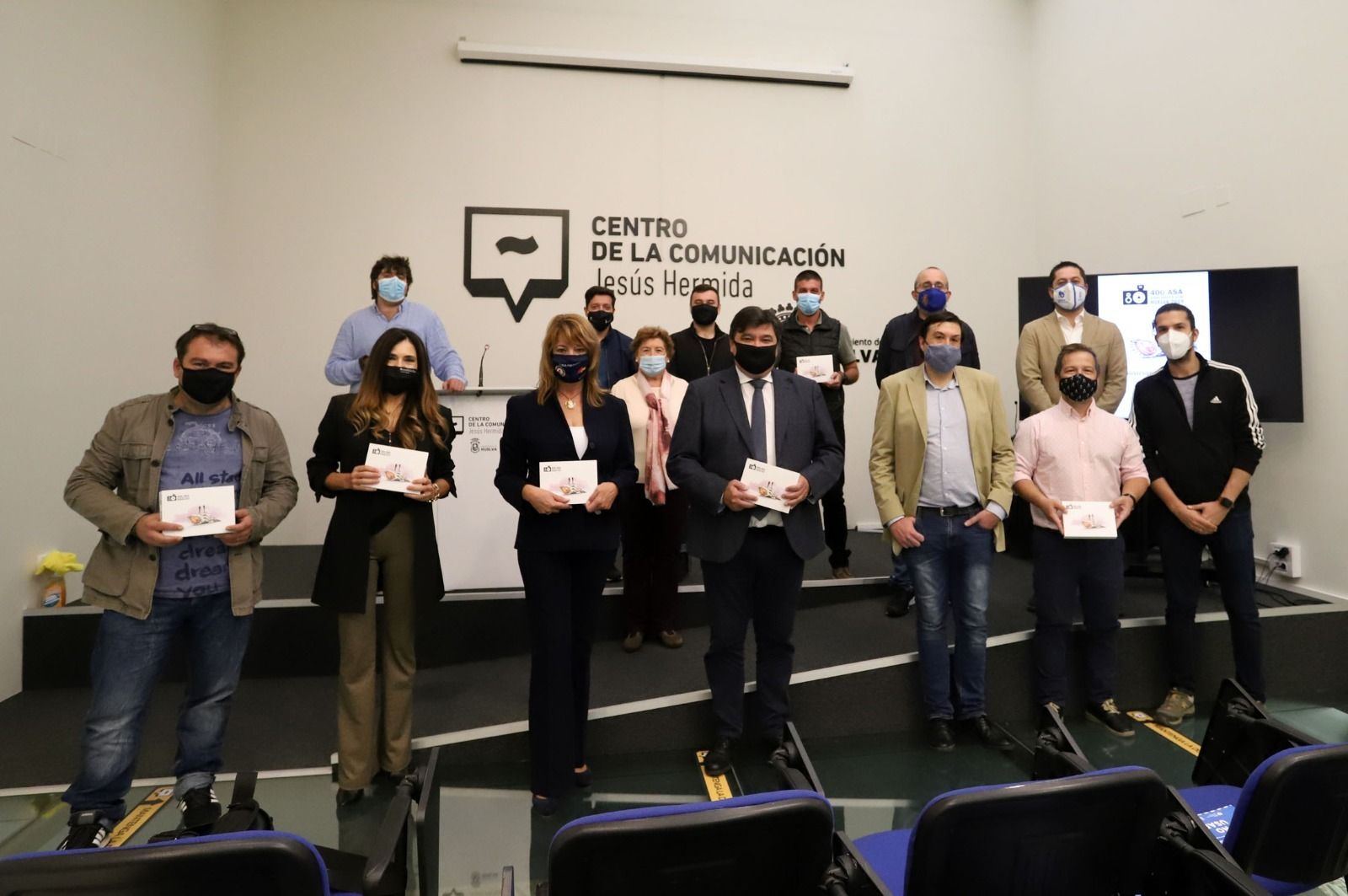 Autoridades y fotoperiodistas posan tras la presentación del anuario 2019