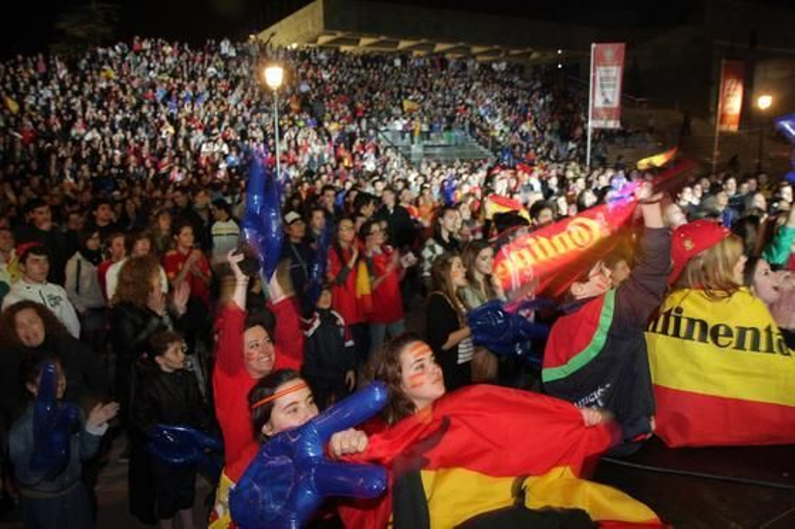 Los aficionados de la selección se volcaron con los jugadores en Granada.

Foto: Maria de la Cruz / Lucia Rivas