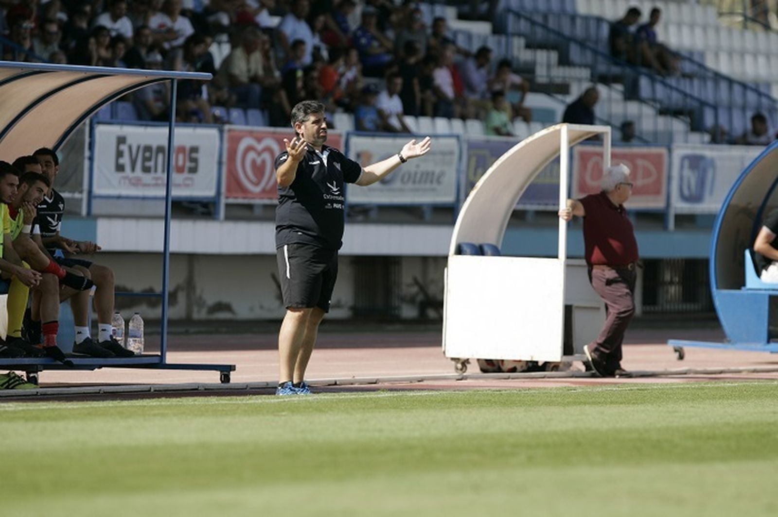 Juan García, entrenador del Don Benito, en el Álvarez Claro de Melilla