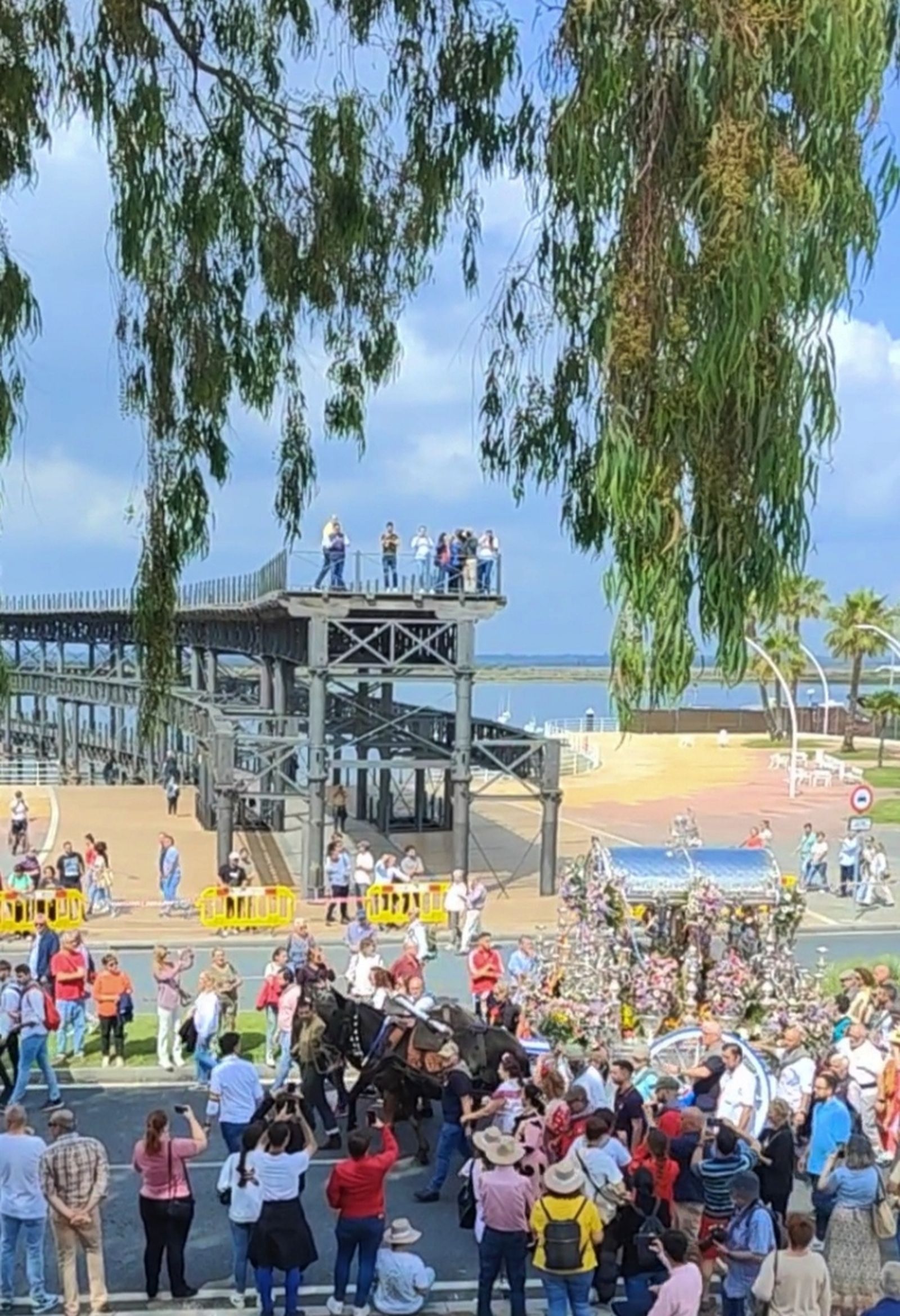 El Rocío 2023: Imágenes de la Hermandad de Emigrantes en su salida de Huelva