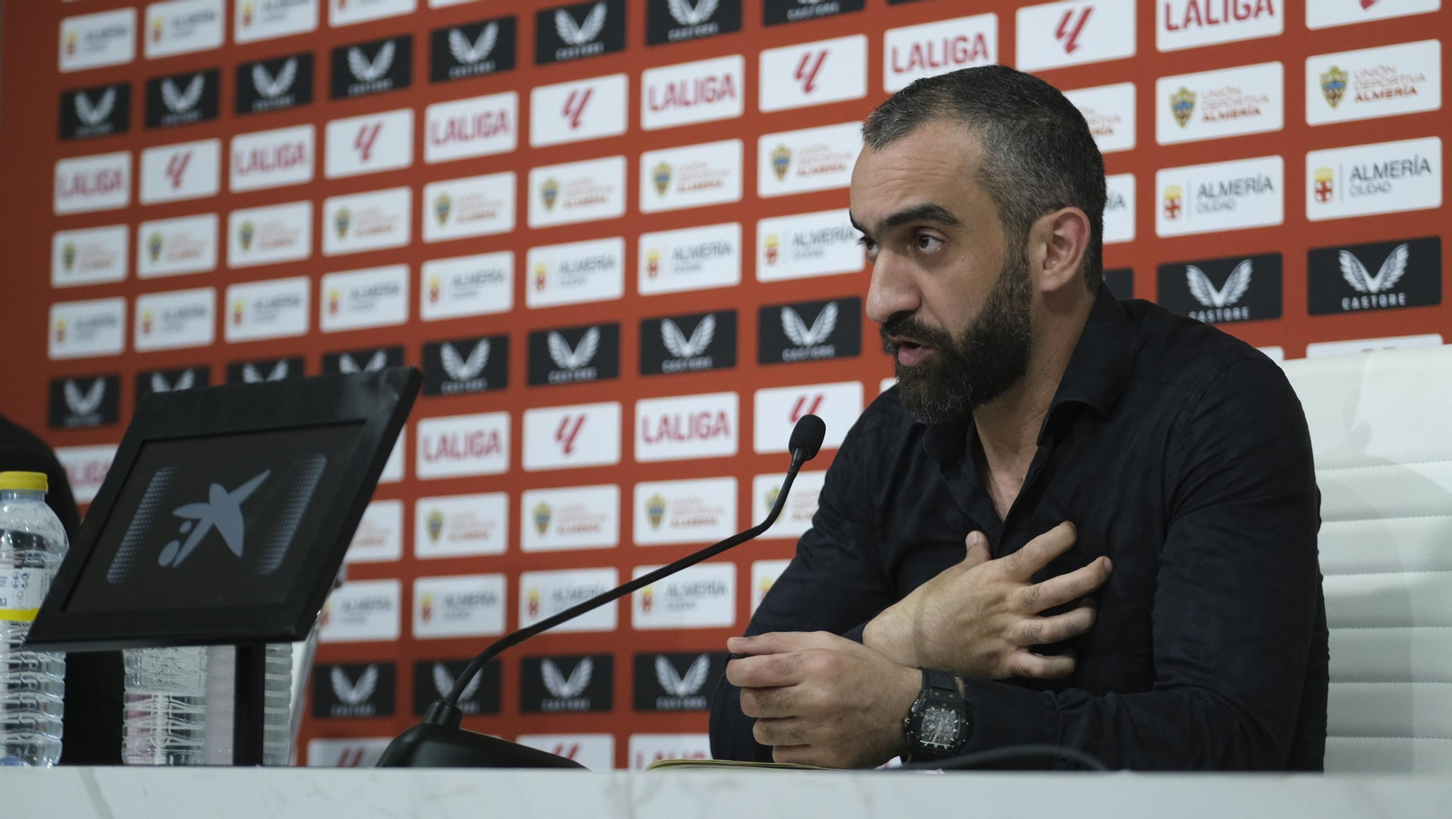 Mohamed El Assy, CEO de la U.D. Almería, en rueda de prensa, en imágenes