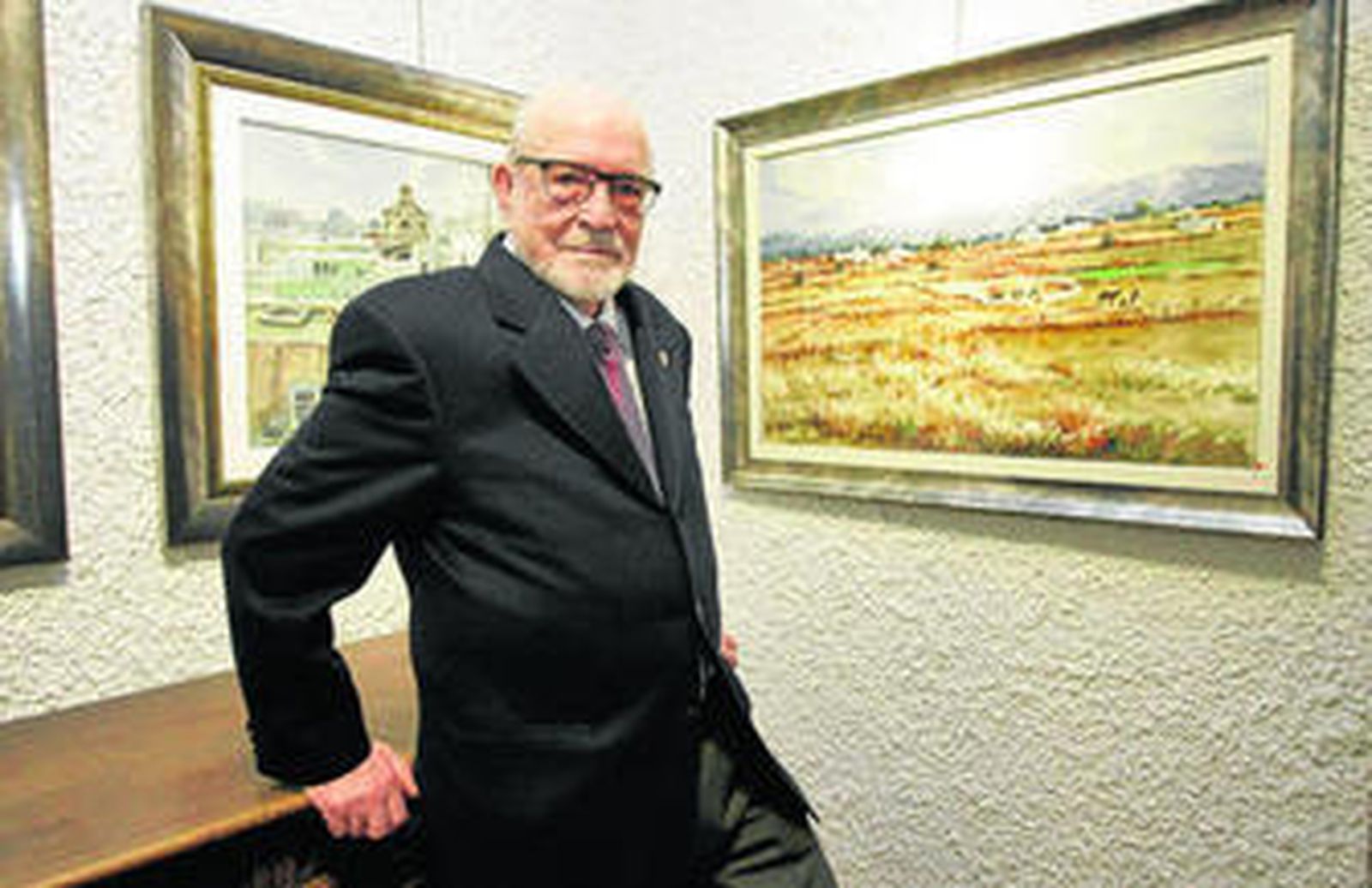 Julio Visconti junto a una de las obras que expone en la galería de arte Argar.