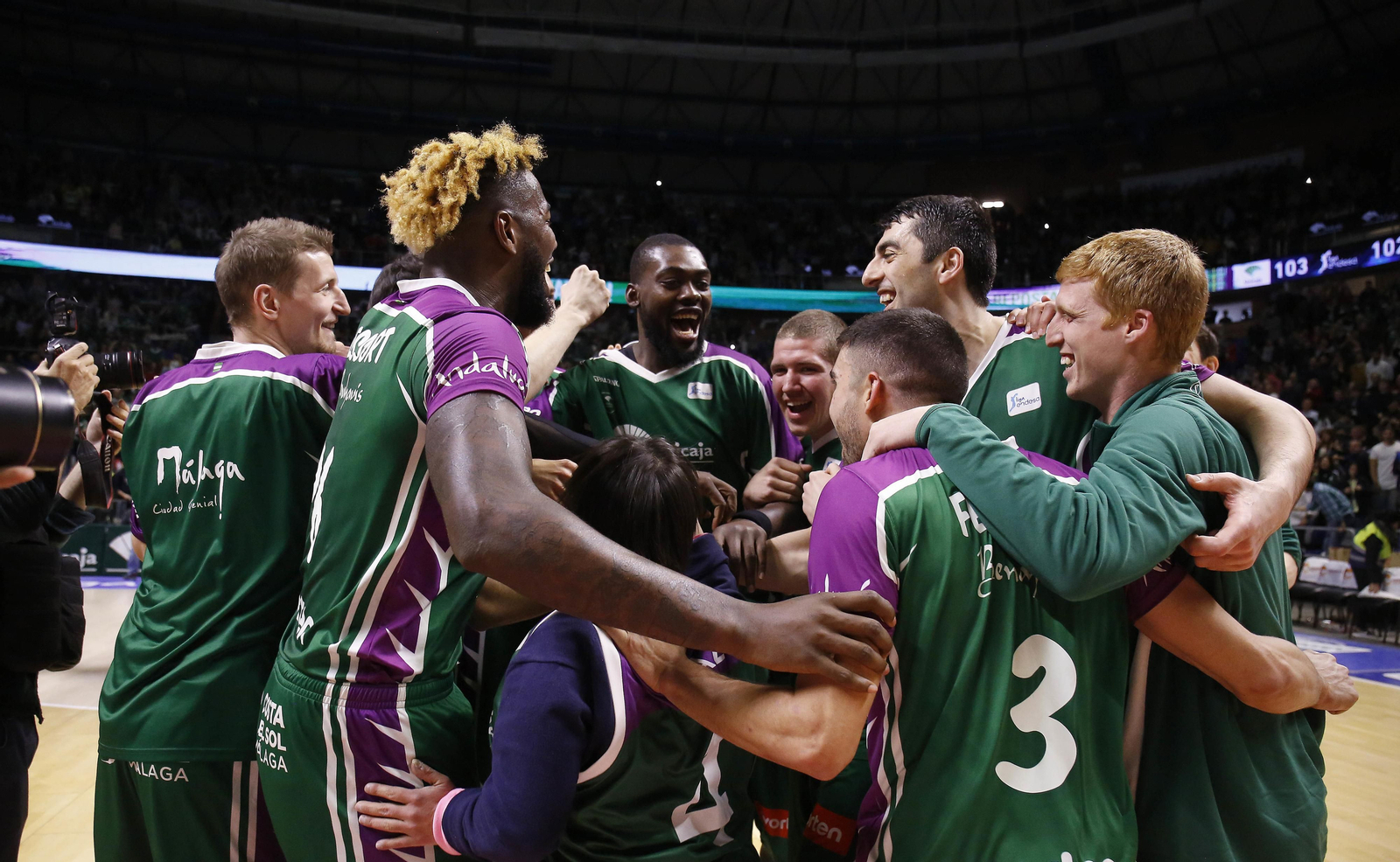 Los jugadores del Unicaja celebran el triunfo. Los jugadores del Unicaja celebran el triunfo.