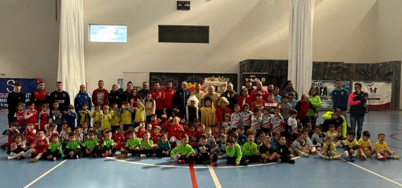 Foto de familia con los pequeños participantes de la competición celebrada en la localidad almeriense de Dalías.