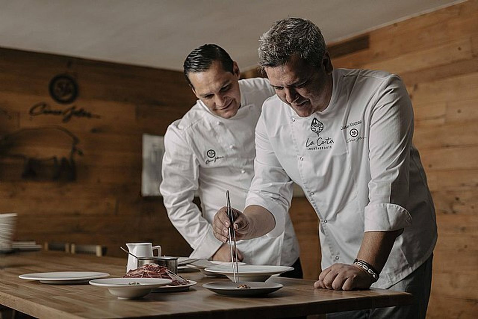 Isaac Loya y José Álvarez en Cinco Jotas Madrid en el pasaje Puigcerdá