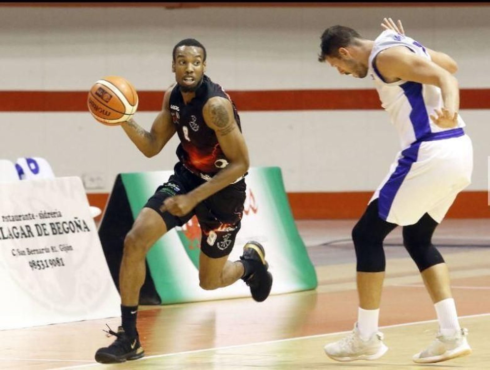 Jamal Reynolds conduce un ataque en un partido con Gijón Baloncesto