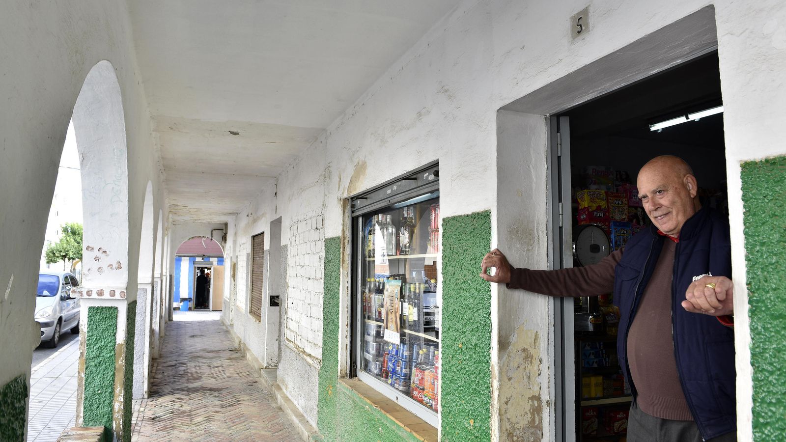 Joaquín, en su comercio, uno de los pocos que subsisten en una zona rodeada de centros comerciales.