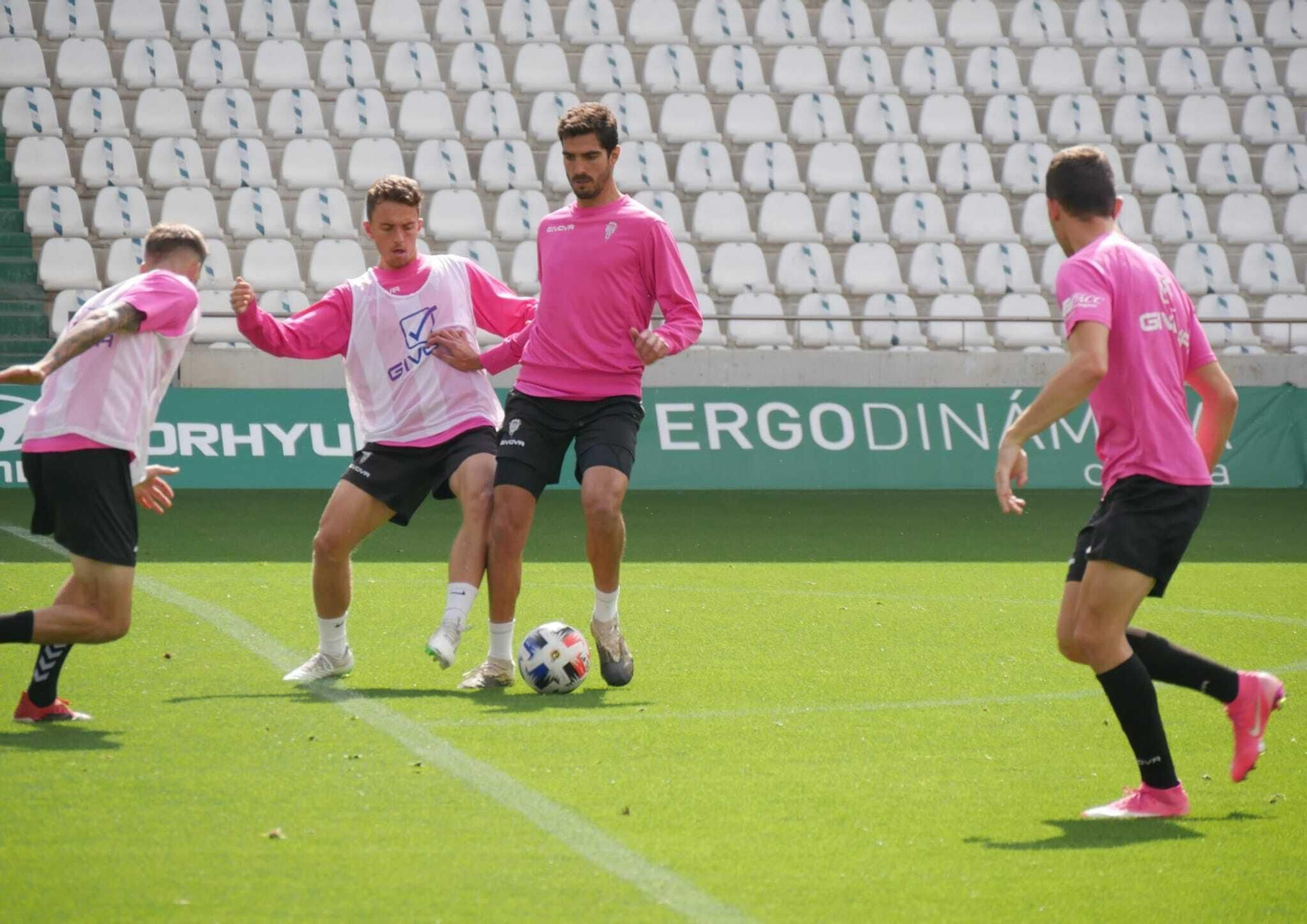 Marcelo presiona a Bernardo Cruz durante la sesión de este jueves en El Arcángel.